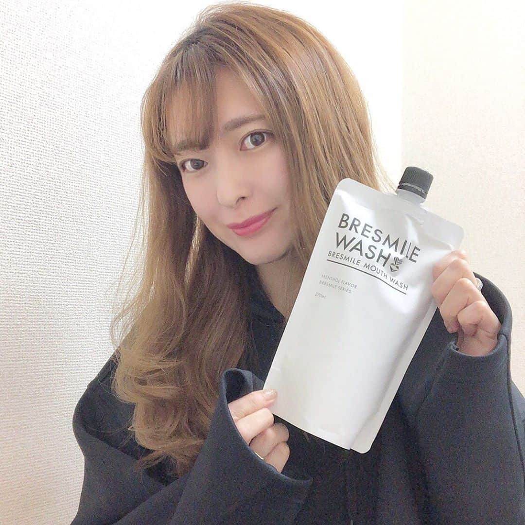 菊池かなこのインスタグラム：「. ブレスマイルウォッシュを使ってみました🤍 . 新感覚のマウスォッシュ！ . これを使って口をゆすぐと、 目に見えて汚れが落ちる✨ . いつもの歯磨きにプラスして使うことで、 ホワイトニング効果も期待できて歯がつるつる☺︎ . 食後は必ず使ってます！ . 嫌な味もしなくてすっきりしてクセになる✨ . . ୨୧┈┈┈┈┈┈┈┈┈┈┈┈┈┈┈┈┈୨୧ @bresmile_official #ブレスマイル#ブレスマイルウォッシュ #ホワイトニング#口臭ケア#bresmile_fan #ホワイトニングマウスウォッシュ#口臭予防 #歯周病予防」
