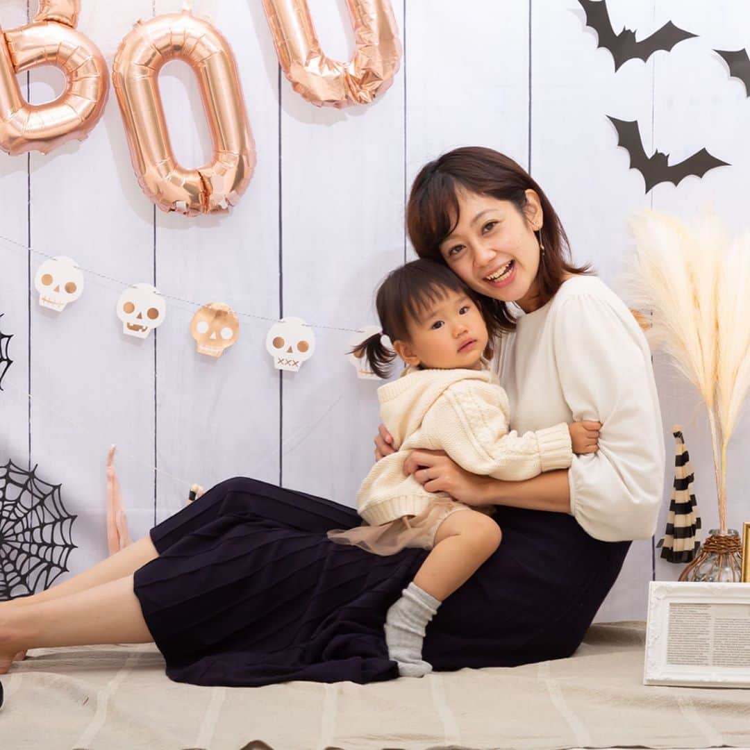 益田麻衣のインスタグラム：「久しぶりの投稿です！  先日のハロウィンイベントで撮ってもらったお写真が出来上がりました💕  本当は娘1人で撮っていただきたかったのですが、ギャン泣きショットになりました💦 まぁ、泣いている顔もいい思い出ということで😌😌  おかげで2人の写真が多く、娘とのいい記念日写真になりました🍀  #ハロウィン #イベント #funfenfant #funfenfantマルシェ #ママイベント #フォト #成長記録 #娘1歳」