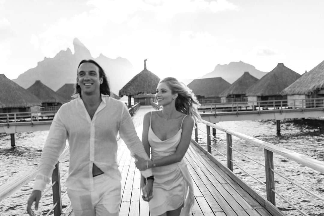 のインスタグラム：「Married my best friend yesterday✨ just us two, on a private motu, in the South Pacific, under a rising full blue moon.... and it was the best. 10.31.2020 🤍 @jimmykillian  #OnceinaBlueMoon   @sarahfalugoweddings @smithjamesevents」