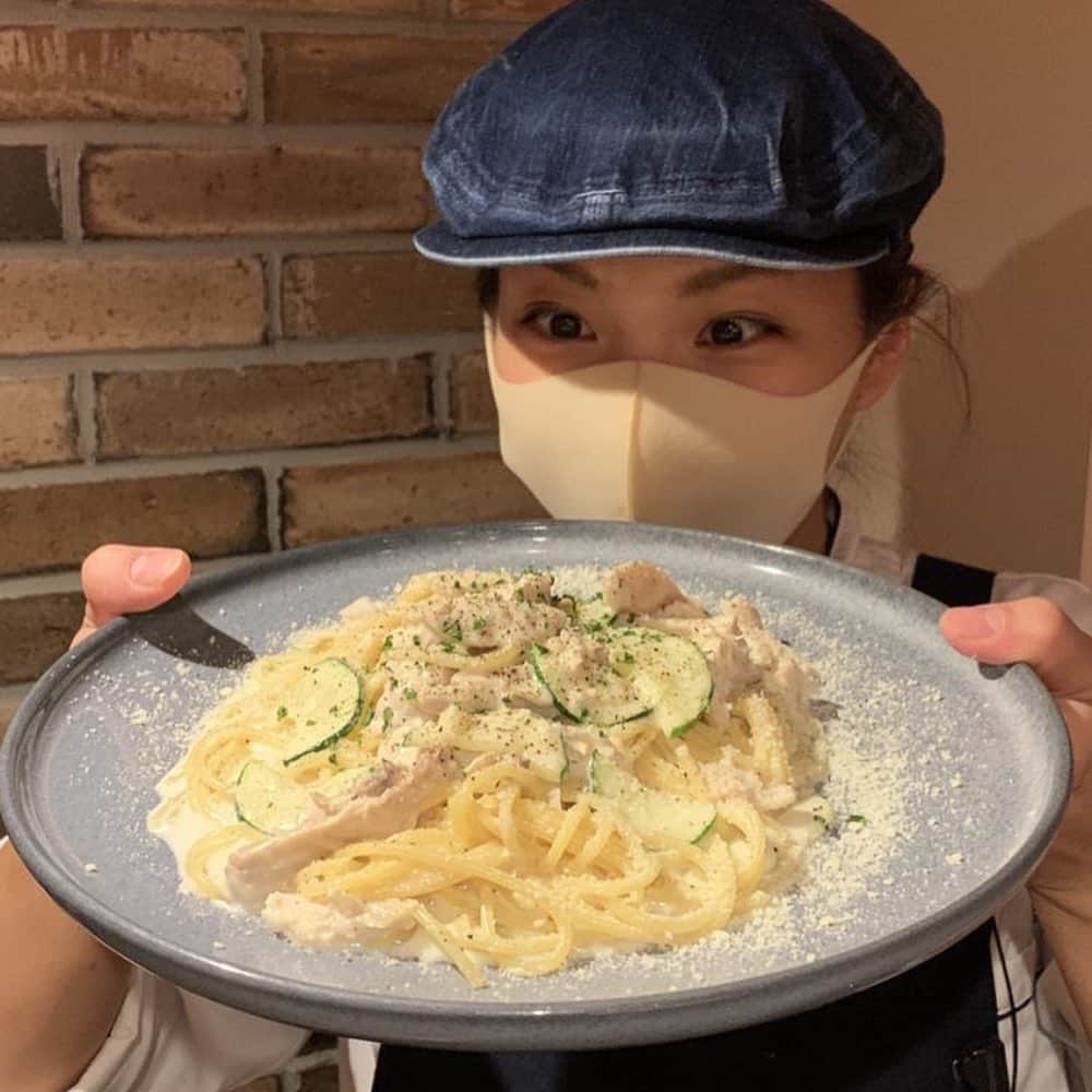 T.G.HEARTH TGハースのインスタグラム：「こんにちはハース恵比寿です🥳﻿ 今週のランチメニューをご紹介です💕﻿ ボリューム満点💯のメニューばかりでお得✨✨﻿ ランチ水・木限定30名様限定なのでお早めに〜﻿ ﻿ 【感染予防対策】﻿ ・アルコール消毒液設置﻿ ・空間殺菌設備稼働﻿ ・テーブル間のアクリル板設置﻿ ・検温機﻿ ・スタッフのマスク着用と手洗い徹底﻿ などお客様に安心してご来店頂けるよう対策しておりますので是非ご来店お待ちしております。﻿ ﻿ ﻿ テイクアウト限定チキンのご案内↓↓↓﻿ 当店名物ロティサリーチキン1羽まるごと¥1980🐓﻿ ☎️03-6416-9830﻿ ﻿ ◆ガレット（YouTubeで動画も見れるよ‼️）﻿ https://www.instagram.com/galette.galette/﻿ ﻿ https://m.youtube.com/channel/UC4nVtquelZgXuDnXWpCQ9sg﻿ ﻿ ◆Uber eats・menu・出前館によるデリバリー﻿ 11:30〜21:00﻿ ﻿ ◆LINE@登録お願いします♪﻿ https://lin.ee/g0H4jc6﻿ ﻿ ﻿ 皆さまの笑顔に会えますように！💕💕💕﻿ ﻿ ﻿ #ハース恵比寿店#代官山ディナー#代官山ランチ#恵比寿グルメ#恵比寿ビストロ#恵比寿ディナー#代官山グルメ #ハース #代官山テイクアウト#恵比寿ランチ#ガレット#チーズ#ロティサリーチキン#gotoeatキャンペーン#gotoキャンペーン#恵比寿ワイン#gotoeat #渋谷ディナー#恵比寿チーズ#ローストチキン#渋谷グルメ#渋谷ランチ#渋谷チーズ#恵比寿カフェ#チーズケーキ#渋谷カフェ#恵比寿新聞#恵比寿ビール#チーズフォンデュ#恵比寿テイクアウト」