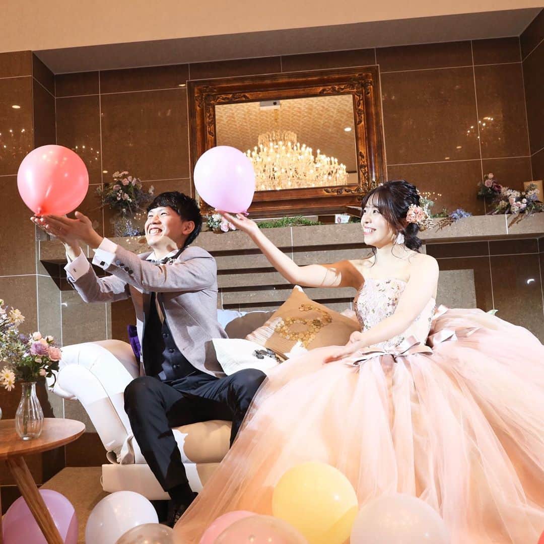 ティアラガーデンズ伊勢崎さんのインスタグラム写真 - (ティアラガーデンズ伊勢崎Instagram)「⏩⏩スワイプしてね⏩⏩ * バルーンを使って こんな可愛い前撮りポーズいかがでしょうか？？？ * 4枚目はオフショット📸 ご新郎様の可愛らしい1枚です❗️ * * #前撮り #前撮りポーズアイデア #前撮りポーズ #前撮りヘア #フォトウエディング #アンティーク #バルーン #結婚 #結婚式 #ウエディング #wedding  #幸せ花嫁 #卒花嫁 #卒花嫁レポ #ティアラ婚レポ #ティアラガーデンズ伊勢崎 #群馬 #伊勢崎 #結婚式場 #群馬結婚式場#伊勢崎結婚式場#結婚式場探し #ブライダルフェア #結婚式準備 #プレ花嫁#全国のプレ花嫁さんと繋がりたい#群馬花嫁#埼玉花嫁」11月2日 11時50分 - tiara_gardens.isesaki