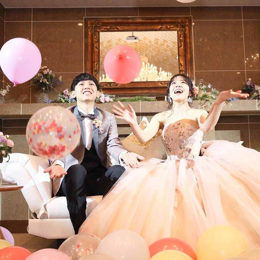 ティアラガーデンズ伊勢崎さんのインスタグラム写真 - (ティアラガーデンズ伊勢崎Instagram)「⏩⏩スワイプしてね⏩⏩ * バルーンを使って こんな可愛い前撮りポーズいかがでしょうか？？？ * 4枚目はオフショット📸 ご新郎様の可愛らしい1枚です❗️ * * #前撮り #前撮りポーズアイデア #前撮りポーズ #前撮りヘア #フォトウエディング #アンティーク #バルーン #結婚 #結婚式 #ウエディング #wedding  #幸せ花嫁 #卒花嫁 #卒花嫁レポ #ティアラ婚レポ #ティアラガーデンズ伊勢崎 #群馬 #伊勢崎 #結婚式場 #群馬結婚式場#伊勢崎結婚式場#結婚式場探し #ブライダルフェア #結婚式準備 #プレ花嫁#全国のプレ花嫁さんと繋がりたい#群馬花嫁#埼玉花嫁」11月2日 11時50分 - tiara_gardens.isesaki