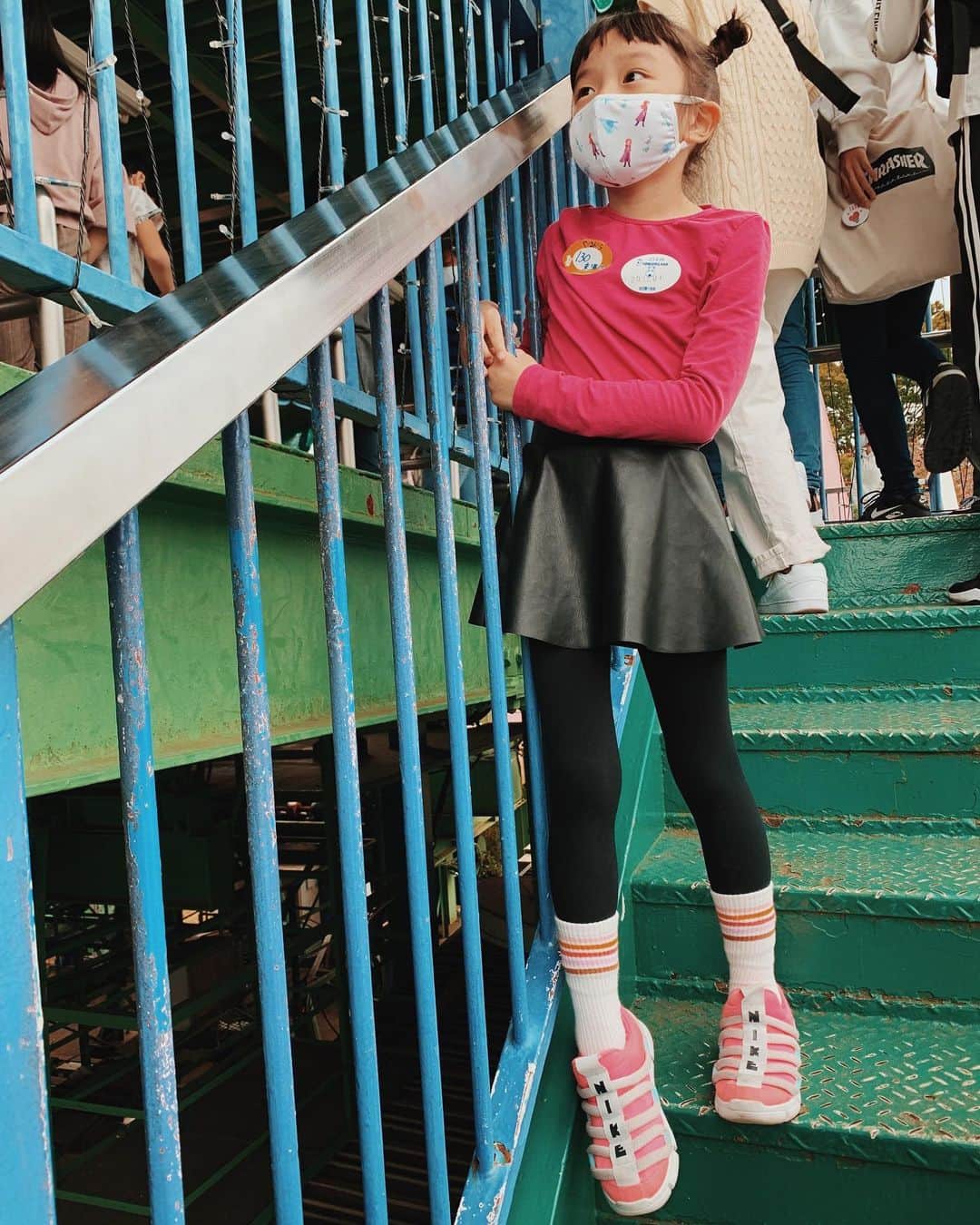 EMIのインスタグラム：「☆ 絶叫系が大好きな人 ループコースター3回付き合わされて母グッタリ…😨 最後は『バンデット乗りたかった…』と涙してましたw #よみうりランド」