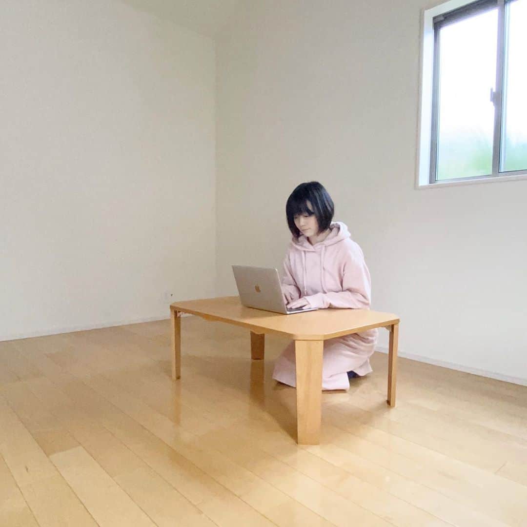 のインスタグラム：「所持品0から100日生活25〜32日目。﻿ ﻿ 25日目　机﻿ 26日目　サラダ油﻿ 27日目　スマホ充電ケーブル﻿ 28日目　塩﻿ 29日目　スープレシピ本﻿ 30日目　グラス﻿ 31日目　まな板﻿ 32日目　防寒インナー﻿ ﻿ 台所強化。﻿ ここからスープ作りに没頭していくのでした。﻿ 1か月経過してみて……まだまだ必需品は足りないけど、そこそこ快適に暮らせています。﻿ ﻿ 詳しくはこちらにまとめています✏️﻿ https://note.com/fujiokaminami/n/nf23c6a7b81d5﻿ ﻿ ﻿ ﻿  #100日間のシンプルライフ #映画 #ライフスタイル #生活 #シンプリスト #ミニマリスト #もちはだ」