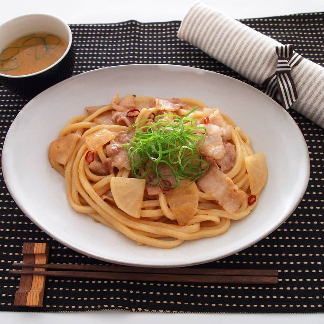 のインスタグラム：「【大根と豚バラの焼きうどん】 . 大根と豚バラの旨みがおいしい焼きうどん。 焼肉のたれを使うので、調理も簡単！ . ▼材料（1人分） ❁冷凍「さぬきうどん」：１玉 ❁大根（いちょう切り）：100g ❁豚バラ肉（小間切れ）：75g ❁青ねぎ（小口切り）：適量 ❁鷹の爪（輪切り）：ひとつまみ ❁ごま油：小さじ1/2 ❁焼肉のたれ（市販）：約大さじ２ ❁塩・こしょう：少々 . ▼下準備 ・冷凍「さぬきうどん」はレンジで加熱しておく . ▼作り方 ①フライパンにごま油、鷹の爪を入れて熱し、大根、豚バラ肉を炒める . ②肉の色が変わったら、軽く塩・こしょうする . ③うどんを加え、焼肉のたれで調味する . ④青ねぎをたっぷりのせて召し上がれ . #うどん #udon #冷凍うどん #さぬきうどん #うどん部 #うどん好き #レシピ #おうちごはん #おうちランチ #お昼ごはん #簡単レシピ #時短料理 #簡単ごはん #焼きうどん #大根 #焼肉のたれ #家庭料理 #アレンジレシピ #デリスタグラム #foodstagram #今日のごはん #TableMark #テーブルマーク」