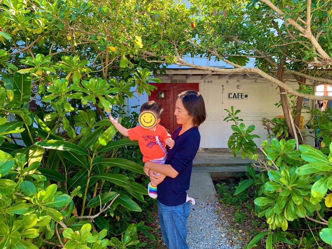 夏美のインスタグラム：「沖縄に来て8ヶ月🏝✈️息子も先月1歳になりました👦 バンバン歩けるようになり一層目が離せません👀 動画のように当たり前かのようにこちらを振り向きもせず歩きさっていきます笑 でも、坂を登り、段を上ってとひとつずつできる事が増えていく事に母は喜びを感じています💪 ＊ たくましく優しく育ちなさいよ〜 ＊ ＊ #夏美の沖縄ライフ　 #沖縄　 #okinawa」