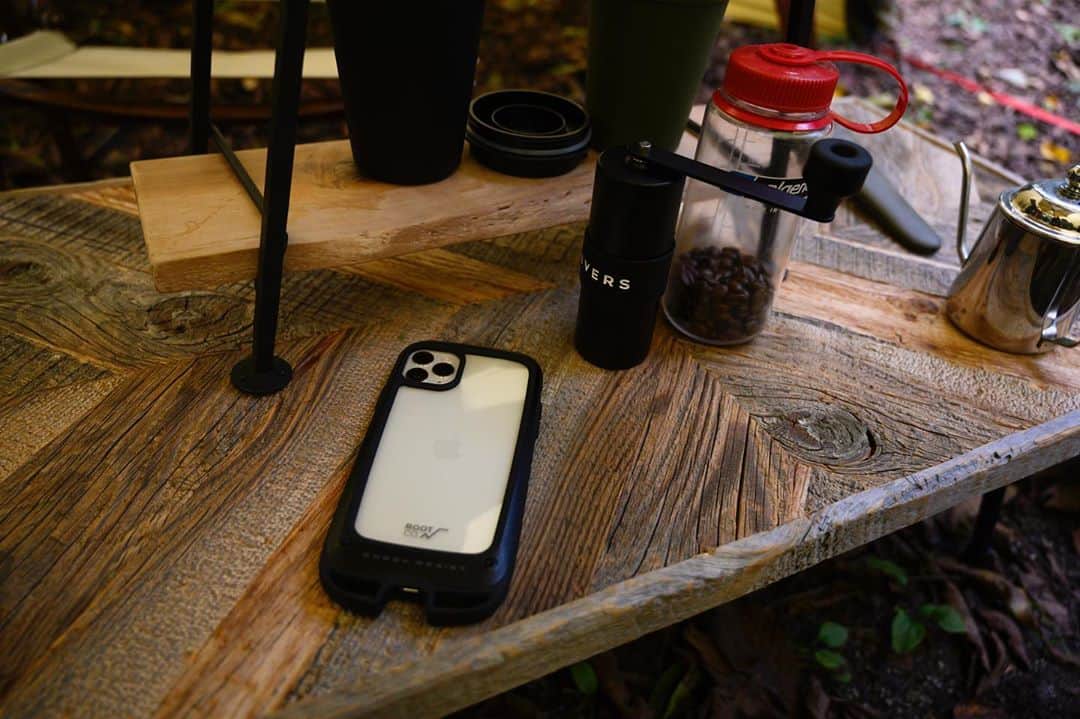 ROOT CO. Designed in HAKONE.さんのインスタグラム写真 - (ROOT CO. Designed in HAKONE.Instagram)「. Coffee time at camping.  #root_co #rootco #shockresistcaseplushold」11月2日 11時54分 - root_co_official
