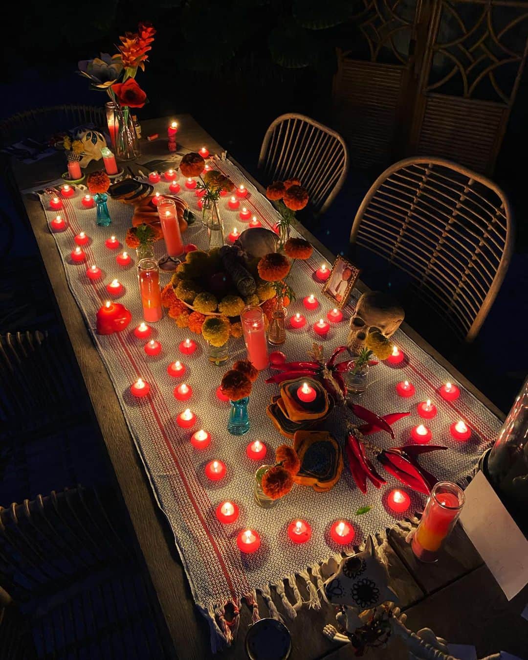 ニコラ・フォルミケッティのインスタグラム：「Honoring our ancestors and loved ones we have lost 🙏🏼 day of the dead #diadelosmuertos」