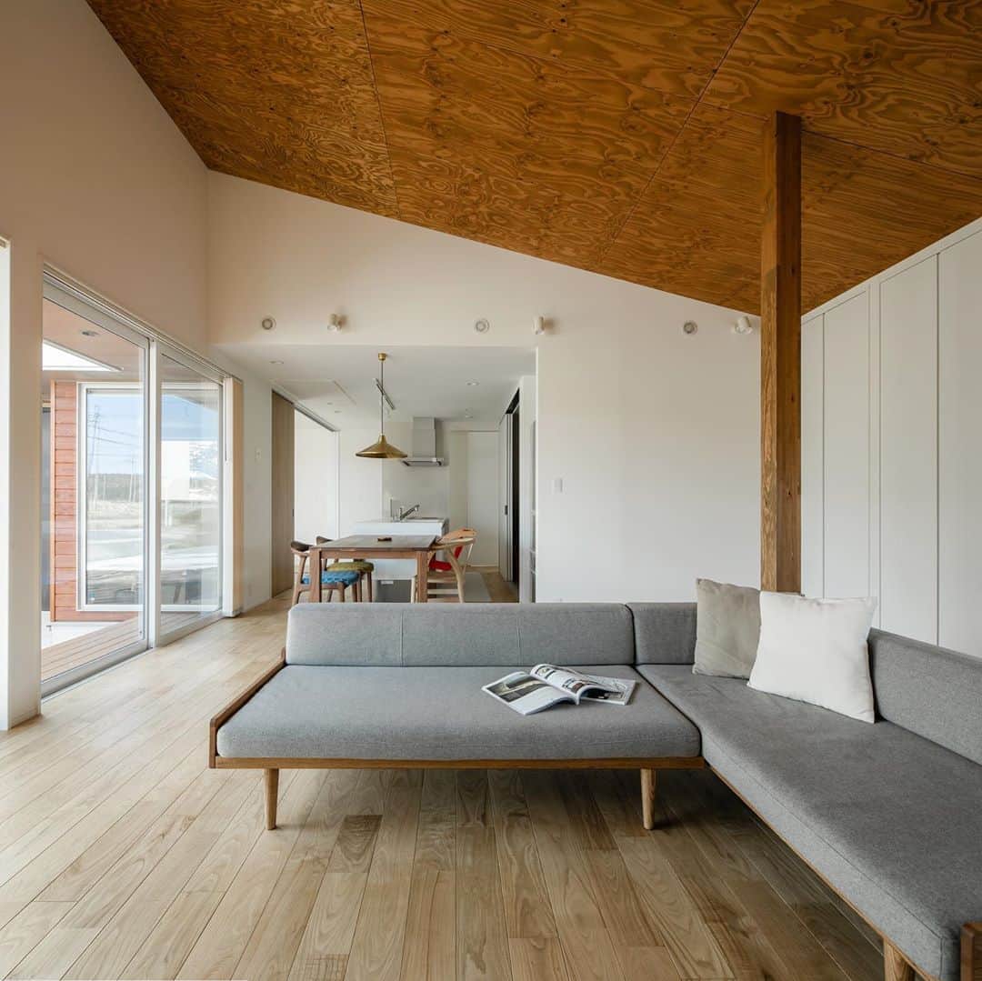 ルポハウス一級建築士事務所さんのインスタグラム写真 - (ルポハウス一級建築士事務所Instagram)「・ ・ ・ 伸びやかな勾配天井は、素材感も相まって一層ダイナミックさと開放感を生み出します。 ・ 栗の無垢フローリングと化粧柱も加わり、自然素材の心地良さに家族が包まれます。 ・ ・ ・ 𓐌𓐌𓐌𓐌𓐌𓐌𓐌𓐌𓐌𓐌𓐌𓐌𓐌𓐌𓐌𓐌𓐌𓐌  ルポハウスの施工事例はこちらまで☞ @reposhouse  𓐌𓐌𓐌𓐌𓐌𓐌𓐌𓐌𓐌𓐌𓐌𓐌𓐌𓐌𓐌𓐌𓐌𓐌 #ルポハウス は#ちょっとかっこいい家 を"友人のために" という思いでつくっています。 一生に一度の#マイホーム。 「あなたにしかできない」×「ルポハウスだからできる」で、 私たちだけの#家づくり を思いっきり楽しんでみませんか？！ ・ ・ ・ #住宅 #注文住宅 #新築一戸建て #デザイナーズ住宅  #一級建築士事務所 #設計事務所  #滋賀県大津市 #滋賀県草津市 #滋賀県栗東市  #滋賀県近江八幡市  #リビングインテリア #勾配天井リビング #勾配天井 #無垢床 #栗の床材 #化粧柱」11月2日 12時01分 - reposhouse