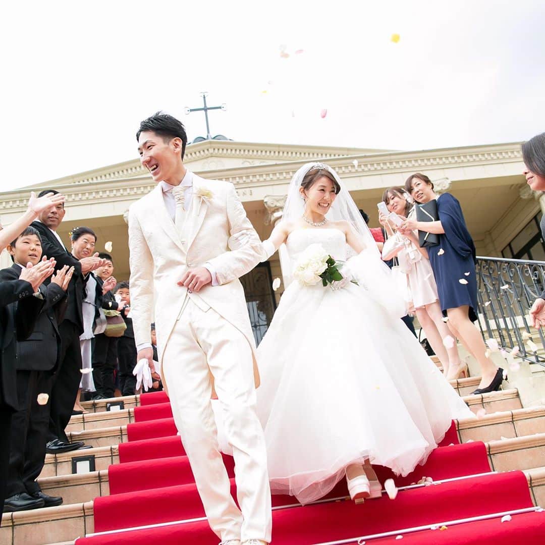 富山結婚式 ヴィラグランディス富山のインスタグラム：「, , #フラワシャワー  ゲストと新郎新婦の距離が近づくから みんなが笑顔になれるフラワーシャワー , , レッドカーペット仕様の大階段は ゴージャスで華やか🌹 ウェディングドレスがより美しく映えます🏰 , , , , , , , , #ヴィラグランディス富山 他の写真も気になる方はプロフィールから 公式HPをご覧下さい▶︎▶︎▶︎」