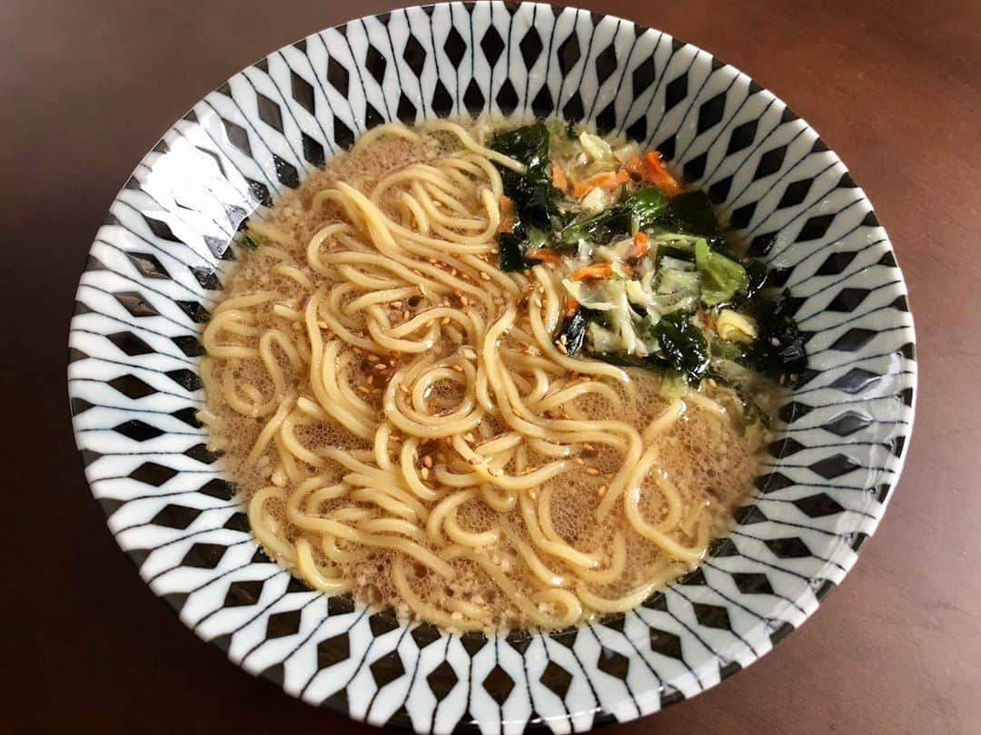 ホリエアツシさんのインスタグラム写真 - (ホリエアツシInstagram)「背脂少なめで🍜 #恋するらーめん #新潟醤油ラーメン #新潟味噌ラーメン #生麺 #背脂 #要冷蔵 #袋麺 #九州ドライベジ #塩わかめ #うまい🔥」11月2日 12時04分 - a.horie