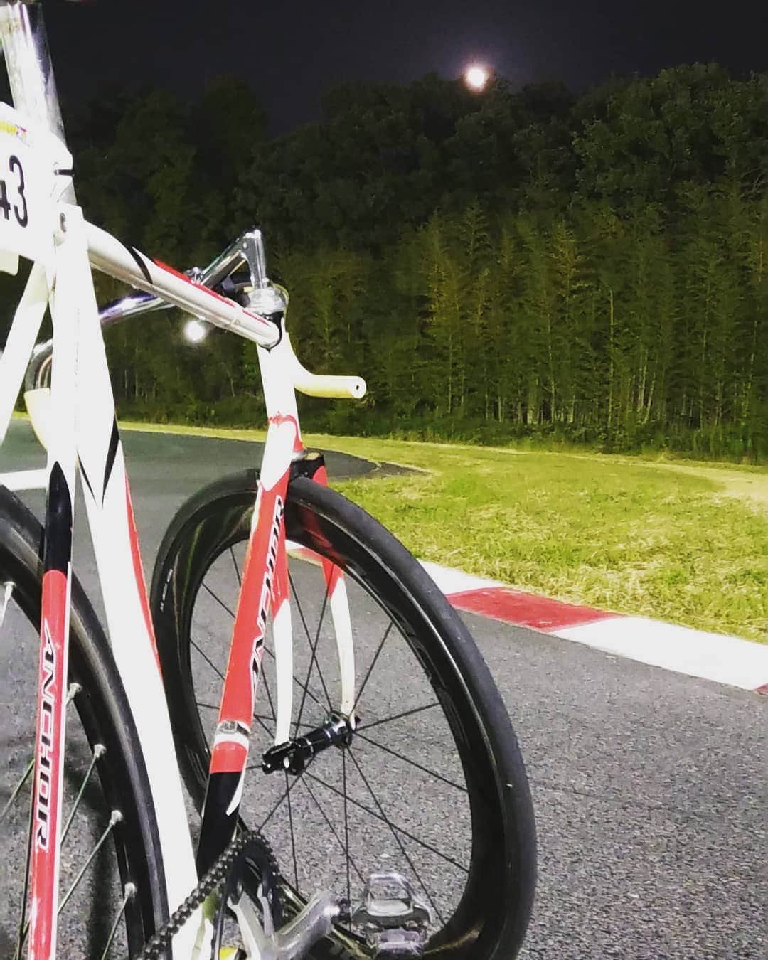 橋本英也のインスタグラム：「#fullmoon #fixbike #sfidarecrit #sfidarecritjapan #ANCHOR #anchorbikes #BRIDGESTONE #KEIRIN #NJS #shimano #レインボーサキット #circuit #Kuwanarainbowcircuit」