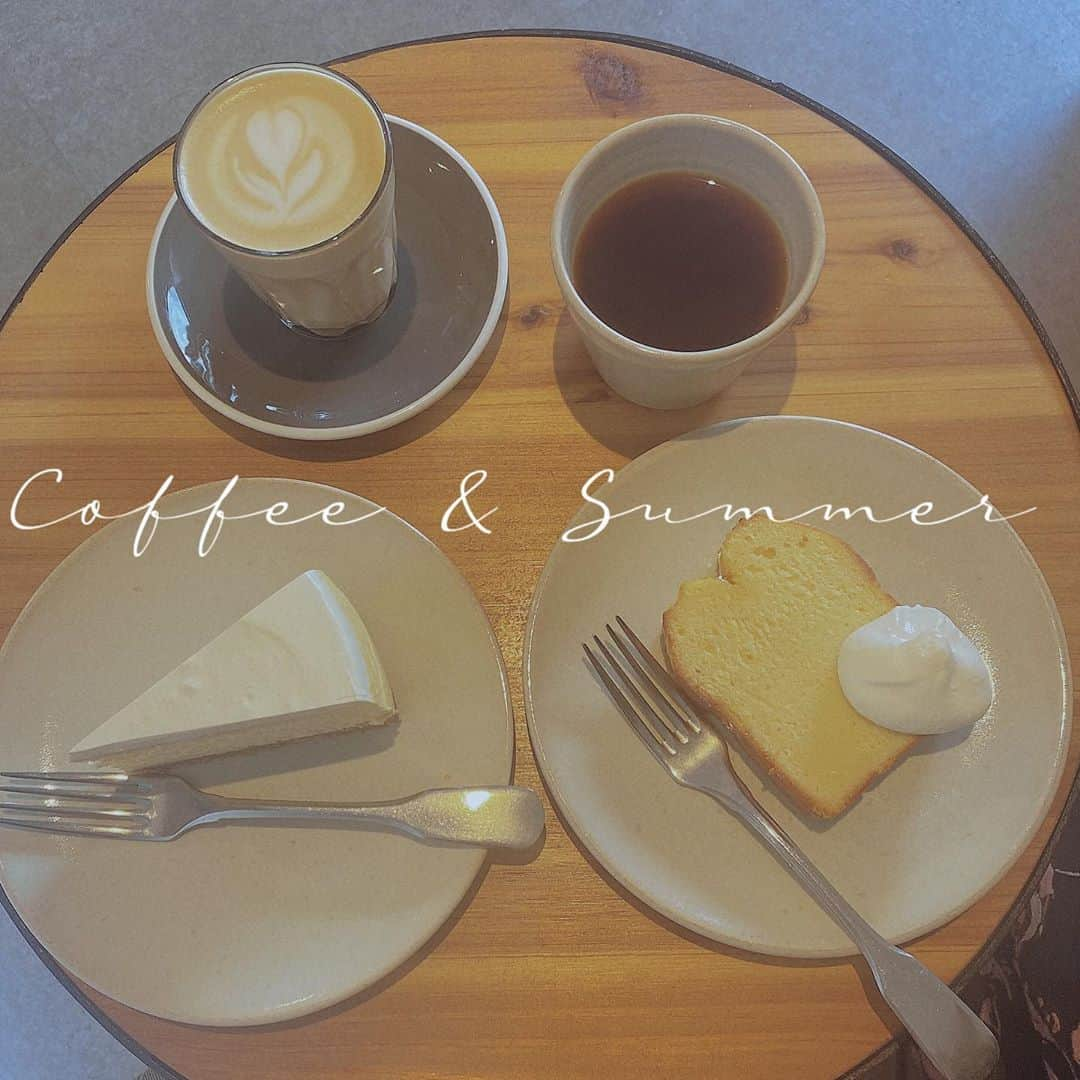 まなのインスタグラム：「− EMBANKMENT coffee −  ずっしりと密度の濃い食べ応えがあるケーキでとても美味しかった🧁  フルーティーだけど酸味が強すぎないコーヒーでブラックでも飲めました！ 帰りにコーヒー豆を買って帰りました☕️ 気さくな店員さんで沢山お話ができて楽しかったです！  インテリアは昔の建物をリノベーションしていてシンプルだけどおしゃれな空間でした✨  お店の近くにバラ園がありたくさんバラが咲いてました🥀  #embankmentcoffee #embankment #エンバンクメントコーヒー  #大阪カフェ #北浜カフェ #北浜 #カフェ #カフェ巡り #カフェ好きな人と繋がりたい #カフェラテ #カフェスタグラム #osaka #kitahama #cafe #cafestagram #cake #coffee #instagram #おしゃれ #インスタ映え #チーズケーキ #パウンドケーキ #シンプルインテリア #カフェ活 #バラ #役者 #役者志望 #夢に向かって」