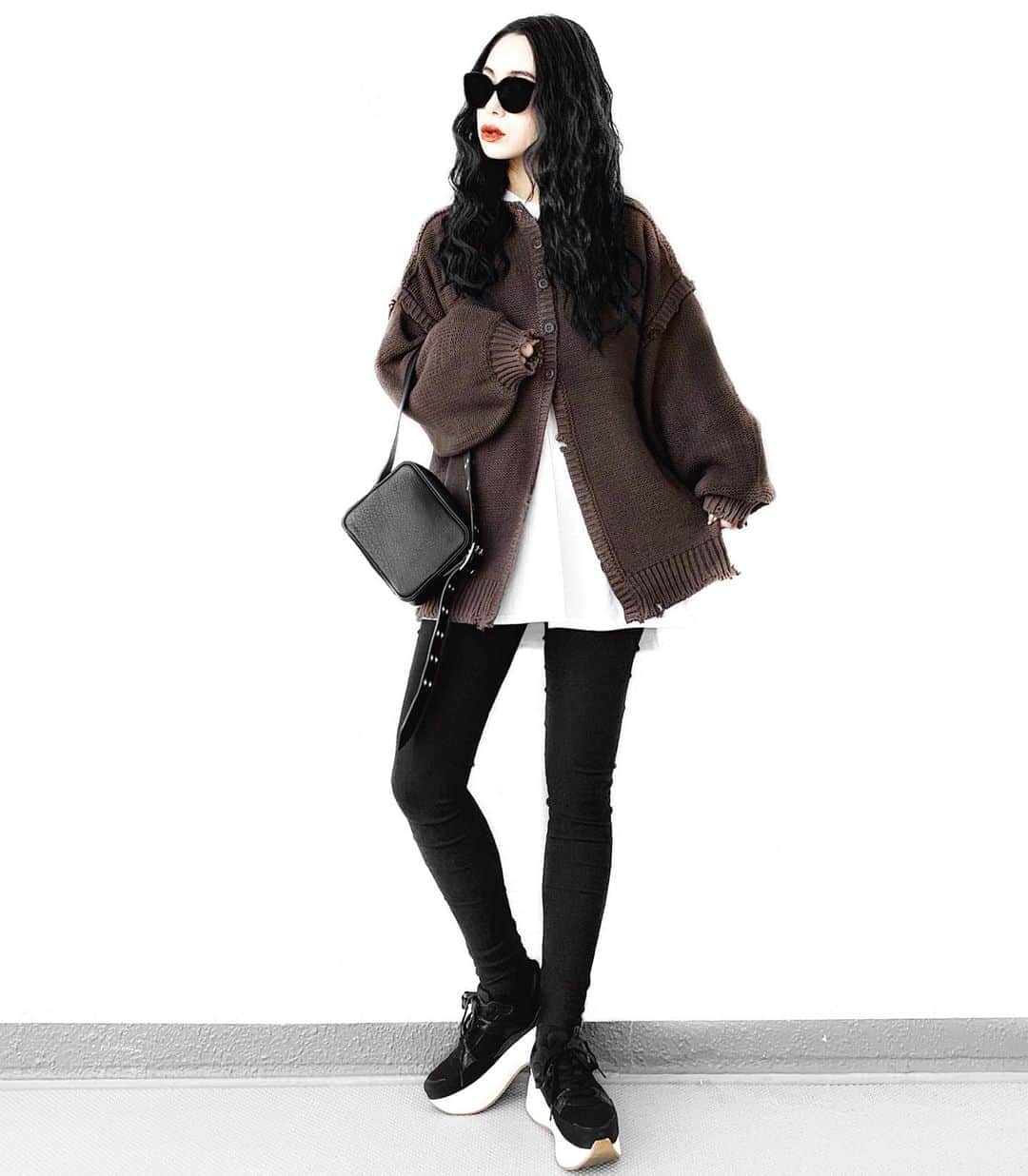 lve_xxxxのインスタグラム：「.﻿ .﻿ brown🐻🍫﻿ ﻿ @lveu.official  人気の﻿ 3way damaged knit cardigan ！﻿ ﻿ 着るとマジで可愛いくて﻿ 3wayとか最強すぎる👏😂💯笑﻿ ﻿ 私はbrownを購入﻿ めっちゃ色々迷ったー🤣﻿ ﻿ 他ｶﾗｰは完売中ですが、﻿ brownはお在庫ありますので﻿ 是非オソロピにしませんか？🐣←﻿ ﻿ ﻿ ｺｰﾃﾞｱｲﾃﾑ詳細は﻿ WEARをご覧くださいませ。﻿ ﻿ WEAR ： lvexxxx ﻿ 💻 https://wear.jp/sp/lvexxxx/﻿ ﻿ －－－－－－－－－－－－－－－－－－﻿ ﻿ 📢ｺﾒﾝﾄ頂ける際は、﻿ 最新投稿にお願い致します。﻿ ﻿ 過去投稿に頂いた際、気がつかない事もあり﻿ お返事致しかねる場合が御座います🙇‍♀ ️﻿ ﻿」