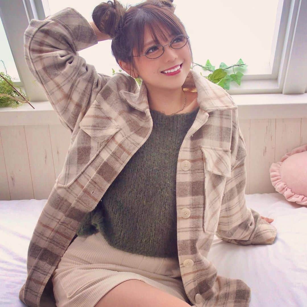 橘咲良のインスタグラム：「おジャ魔女感？？🔮www  #プルクラ #portrait  #Studio #ミーティア  #メガネ #お団子アレンジ  #おジャ魔女どれみ  #GiorgioArmani  #ジョルジオアルマーニ  #autumn #秋ファッション  #キングラビッツ #橘咲良」