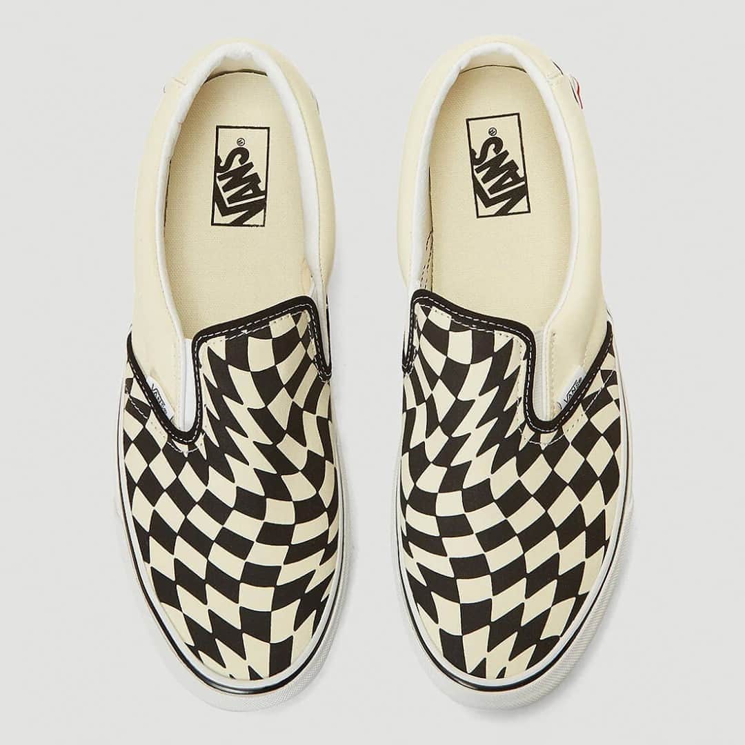 HYPEBEASTさんのインスタグラム写真 - (HYPEBEASTInstagram)「@hypebeastkicks: @vans classic checkerboard print has been given a new update. Set over a pair of Slip-Ons, the Californian footwear label has playfully twisted the checker pattern across a black and creamy white upper with some contortions to the standard design. It's currently available at @thelncc.⁠ Photo: LN-CC」11月2日 12時20分 - hypebeast