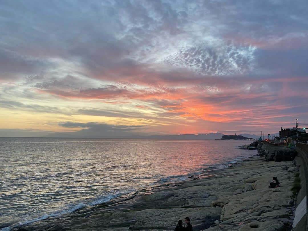望月りささんのインスタグラム写真 - (望月りさInstagram)「鎌倉、素敵な場所🌊 夕日は見れなかったですが、ピンクとオレンジの空が綺麗でした☺️ 可愛いカフェも巡れて良かったです☕️ #海　#由比ケ浜　#鎌倉　#あんみつ  #カフェ　#サンセット」11月2日 12時21分 - mochizuki_0715