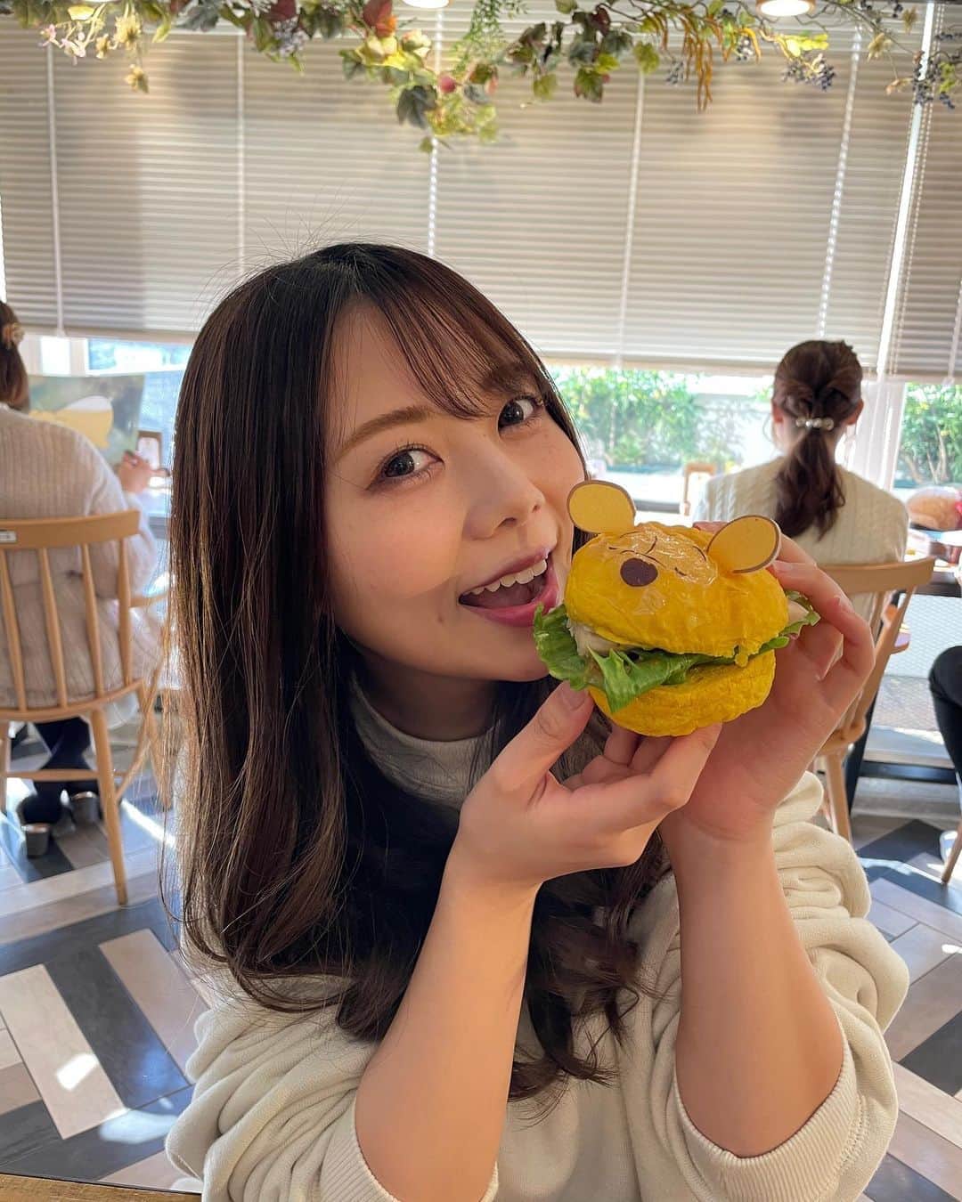 西村季里子さんのインスタグラム写真 - (西村季里子Instagram)「・  iPhone12proのすごさ👏🏻  こういうかわいい食べ物って 味は… ってことあるけど、 さすがディズニー様美味しかったです🐻❤️  たくさん食べて蓄えて冬眠したい。  #ohmycafe#winniethepooh#pooh #hunnyscafe#strangedreams  #はちみつカフェ#プーさんの不思議な夢  #新宿#小田急#カフェ#ディズニー #カレー#ハンバーガー#サラダ #ハニーミルク#🍯#ランチ #follow#followｍe#iPhone12pro」11月2日 12時34分 - kiriko_nishimura