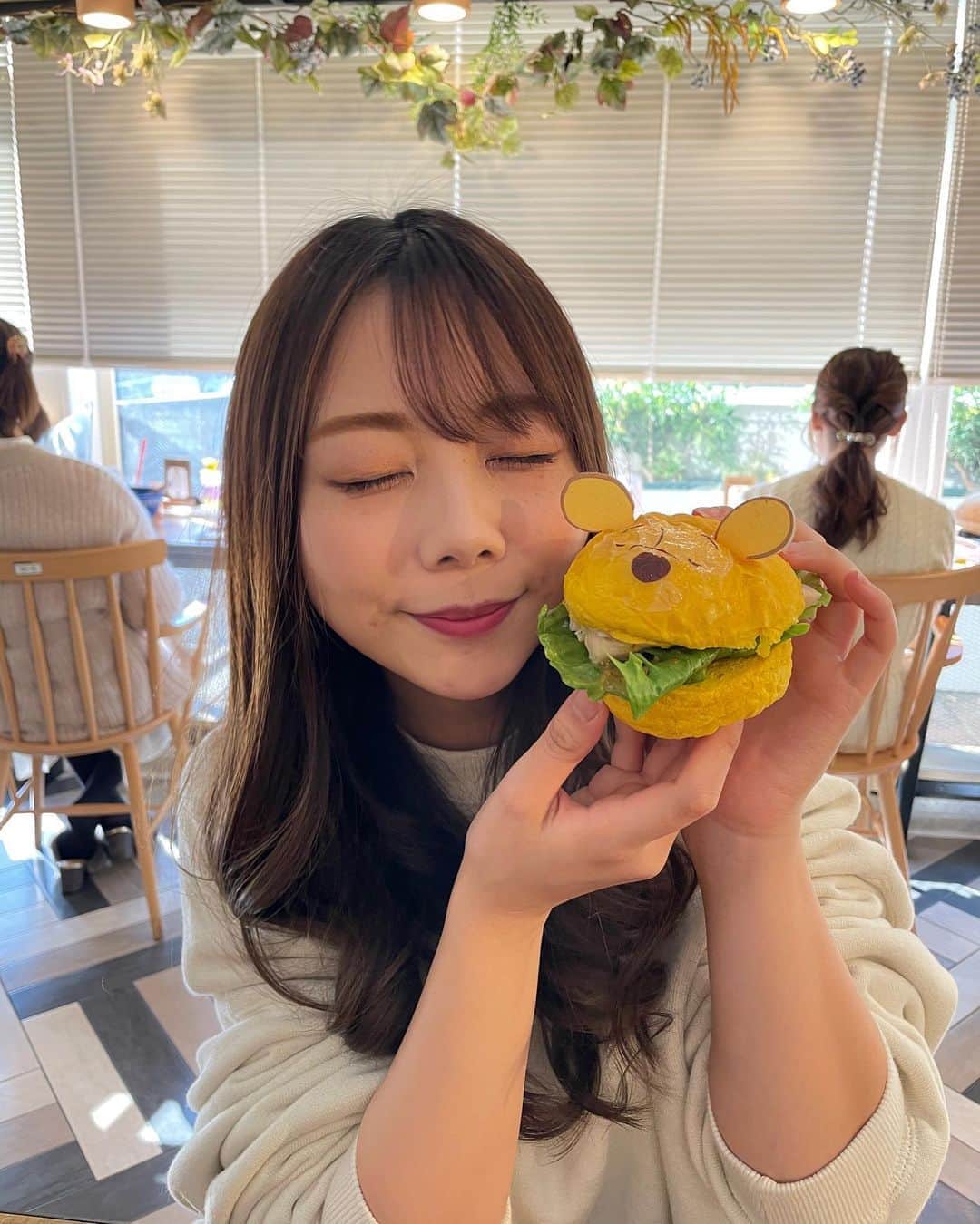 西村季里子さんのインスタグラム写真 - (西村季里子Instagram)「・  iPhone12proのすごさ👏🏻  こういうかわいい食べ物って 味は… ってことあるけど、 さすがディズニー様美味しかったです🐻❤️  たくさん食べて蓄えて冬眠したい。  #ohmycafe#winniethepooh#pooh #hunnyscafe#strangedreams  #はちみつカフェ#プーさんの不思議な夢  #新宿#小田急#カフェ#ディズニー #カレー#ハンバーガー#サラダ #ハニーミルク#🍯#ランチ #follow#followｍe#iPhone12pro」11月2日 12時34分 - kiriko_nishimura