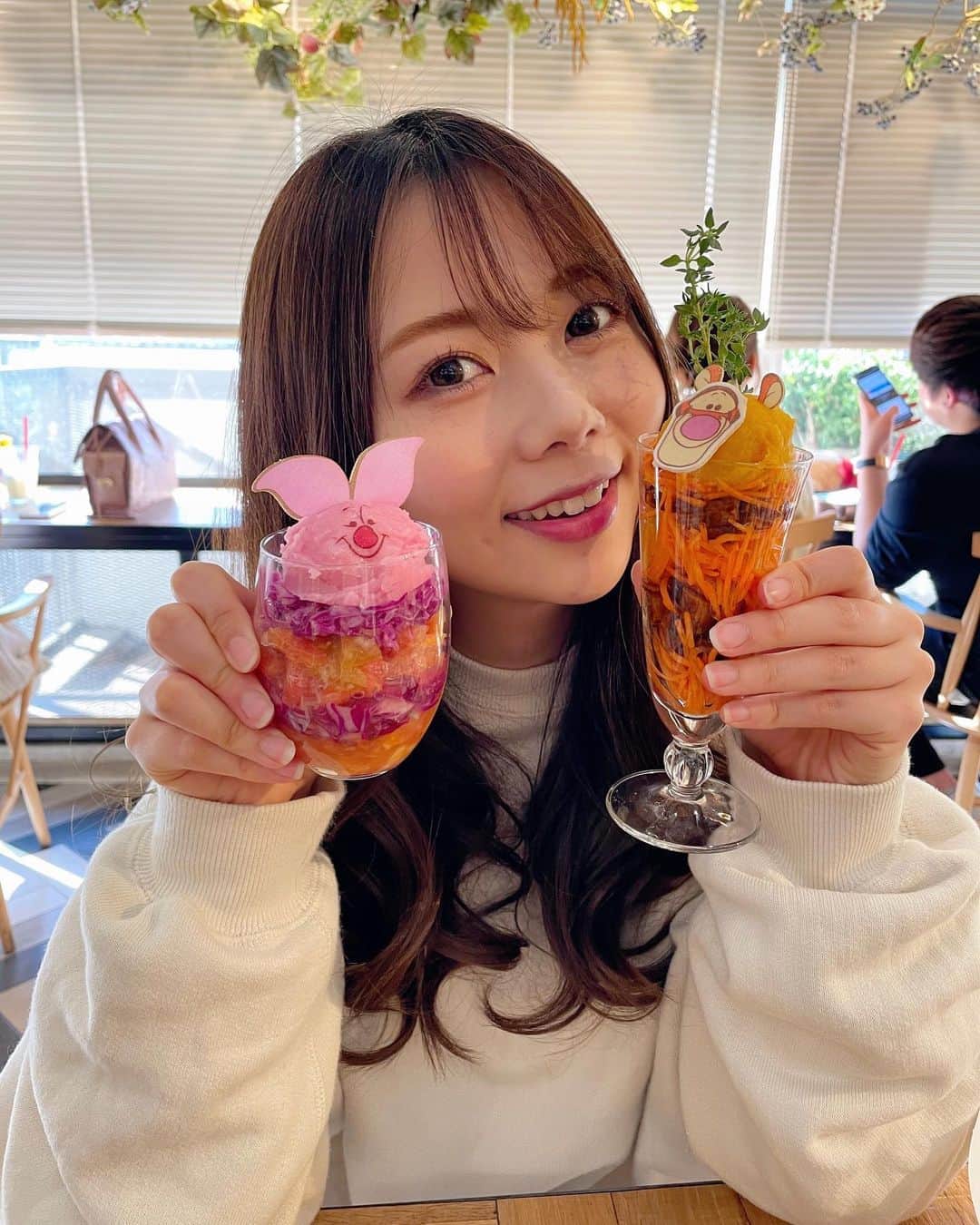西村季里子さんのインスタグラム写真 - (西村季里子Instagram)「・  iPhone12proのすごさ👏🏻  こういうかわいい食べ物って 味は… ってことあるけど、 さすがディズニー様美味しかったです🐻❤️  たくさん食べて蓄えて冬眠したい。  #ohmycafe#winniethepooh#pooh #hunnyscafe#strangedreams  #はちみつカフェ#プーさんの不思議な夢  #新宿#小田急#カフェ#ディズニー #カレー#ハンバーガー#サラダ #ハニーミルク#🍯#ランチ #follow#followｍe#iPhone12pro」11月2日 12時34分 - kiriko_nishimura