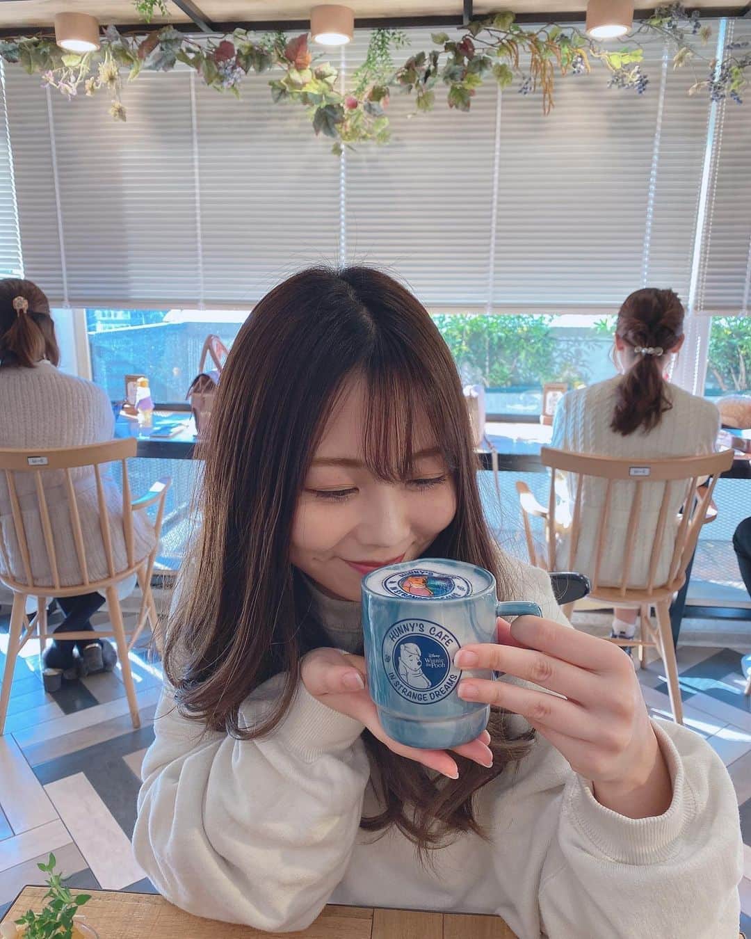西村季里子さんのインスタグラム写真 - (西村季里子Instagram)「・  iPhone12proのすごさ👏🏻  こういうかわいい食べ物って 味は… ってことあるけど、 さすがディズニー様美味しかったです🐻❤️  たくさん食べて蓄えて冬眠したい。  #ohmycafe#winniethepooh#pooh #hunnyscafe#strangedreams  #はちみつカフェ#プーさんの不思議な夢  #新宿#小田急#カフェ#ディズニー #カレー#ハンバーガー#サラダ #ハニーミルク#🍯#ランチ #follow#followｍe#iPhone12pro」11月2日 12時34分 - kiriko_nishimura