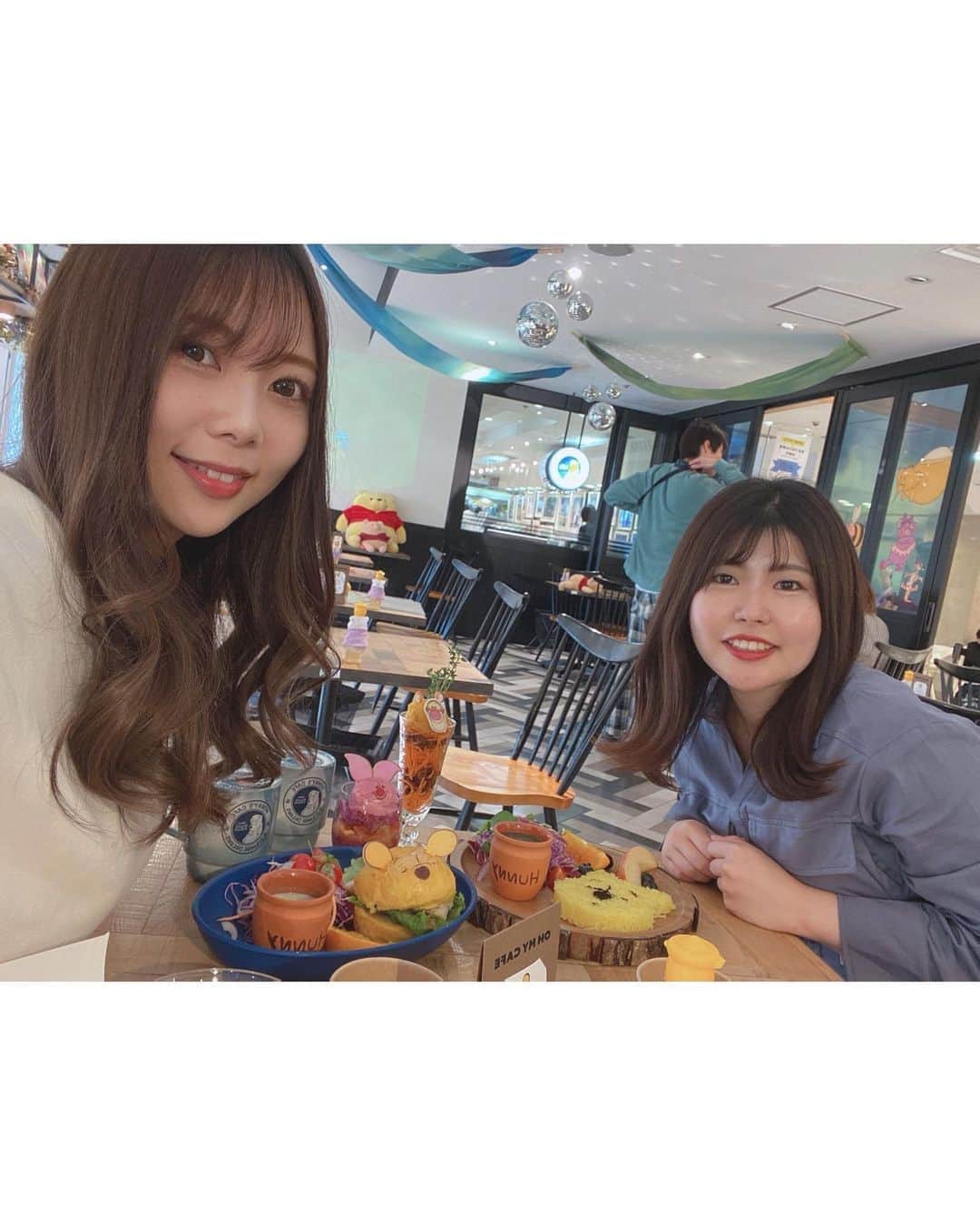 西村季里子さんのインスタグラム写真 - (西村季里子Instagram)「・  iPhone12proのすごさ👏🏻  こういうかわいい食べ物って 味は… ってことあるけど、 さすがディズニー様美味しかったです🐻❤️  たくさん食べて蓄えて冬眠したい。  #ohmycafe#winniethepooh#pooh #hunnyscafe#strangedreams  #はちみつカフェ#プーさんの不思議な夢  #新宿#小田急#カフェ#ディズニー #カレー#ハンバーガー#サラダ #ハニーミルク#🍯#ランチ #follow#followｍe#iPhone12pro」11月2日 12時34分 - kiriko_nishimura