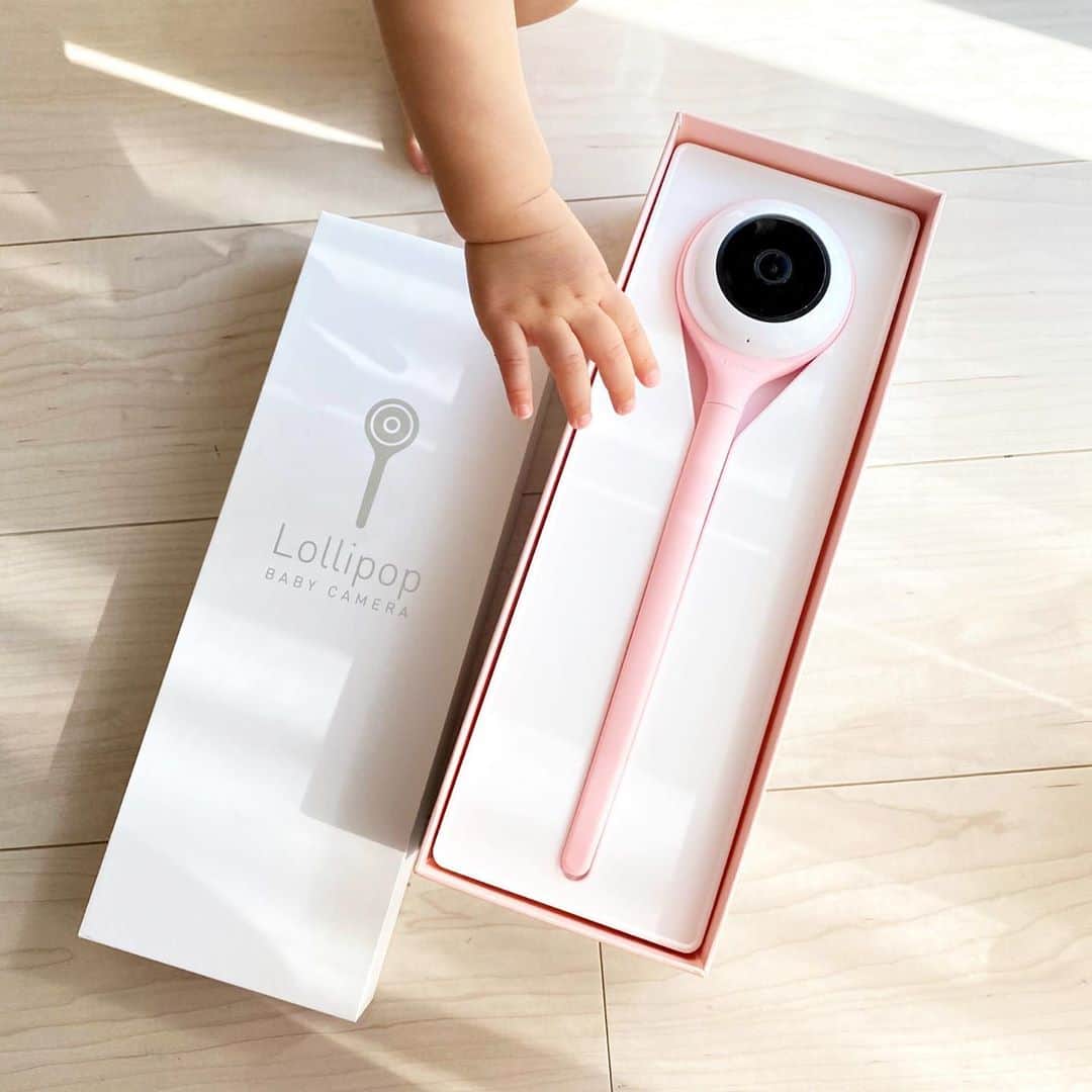 姫野れみのインスタグラム：「@lollipopbabycamera 様から 可愛すぎるベビーカメラを頂きました🥺  これまでベビーカメラ欲しいなぁと思ったことが 何回もあったんですが、種類がたくさんあるので 結局ちゃんと調べて選ぶ時間がなく 買わずにきてしまったのですが、 やっぱりあるととっても助かる🥺✨✨  @lollipopbabycamera の良いところが たくさんありすぎて文章が長くなっちゃうので わかりやすくまとめてみました😅✨  ・ロリポップの形をしていて 　子供部屋のインテリアとしても可愛い 　(３色どれも可愛くて凄く迷いました💦)  ・棒の部分が自由自在に曲がる構造なので 　取り付け方がとっても簡単！ 　(ベビーベッドに巻きつけたり、 　付属のキットを使えば可愛く壁にかけたり、 　我が家のようにベビーベッドを使っていない 　お家でもグニャった曲げて置ける)  ・真っ暗でも画質がとっても良い  ・赤ちゃんが泣いたり大きな声がしたら 　アプリから通知が来る  ・スピーカーが内蔵されているので 　子守唄やホワイトノイズが流せる  ・こちら側から話しかけられる  ・ズームできるので赤ちゃんの様子を近くで見れる  こんなに可愛い見た目をしてて しっかり仕事してくれるので 便利すぎるおすすめitemです🥺🤍  気になった方は、 ぜひ @lollipopbabycamera 様の ページをチェックしてみて下さい☺️  #lollipopbabycamera #babymonitor #babycamera #1st #baby #girl #babygirl #15months #baby #1歳 #15ヶ月 #ベビー #赤ちゃん #女の子ベビー #女の子 #ベビフル #ベビモ #ベビーフォト #赤ちゃんのいる生活 #べびすたぐらむ #親子ショット」