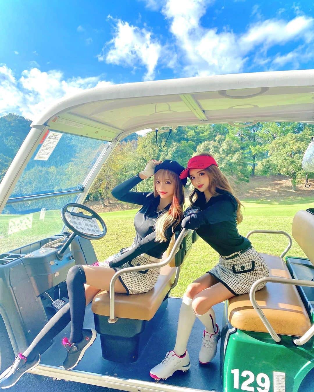 のインスタグラム：「ばねちんとさきで 初ゴルフいってきたよ💜💜 さきと双子コーデ🏌️‍♀️💞 @j.jane_japan ここのだよ💫⭐︎ 私服みたいでかわいいし♥ 生地やデザインも最高なの🥺ྀིྀི . ダメダメなスイング🤦‍♀️ 打ちっぱなし練習数回しかしてない割にはいい？🤪笑 ちゃんとレッスン受けよっと🤭 . #ゴルフ女子」