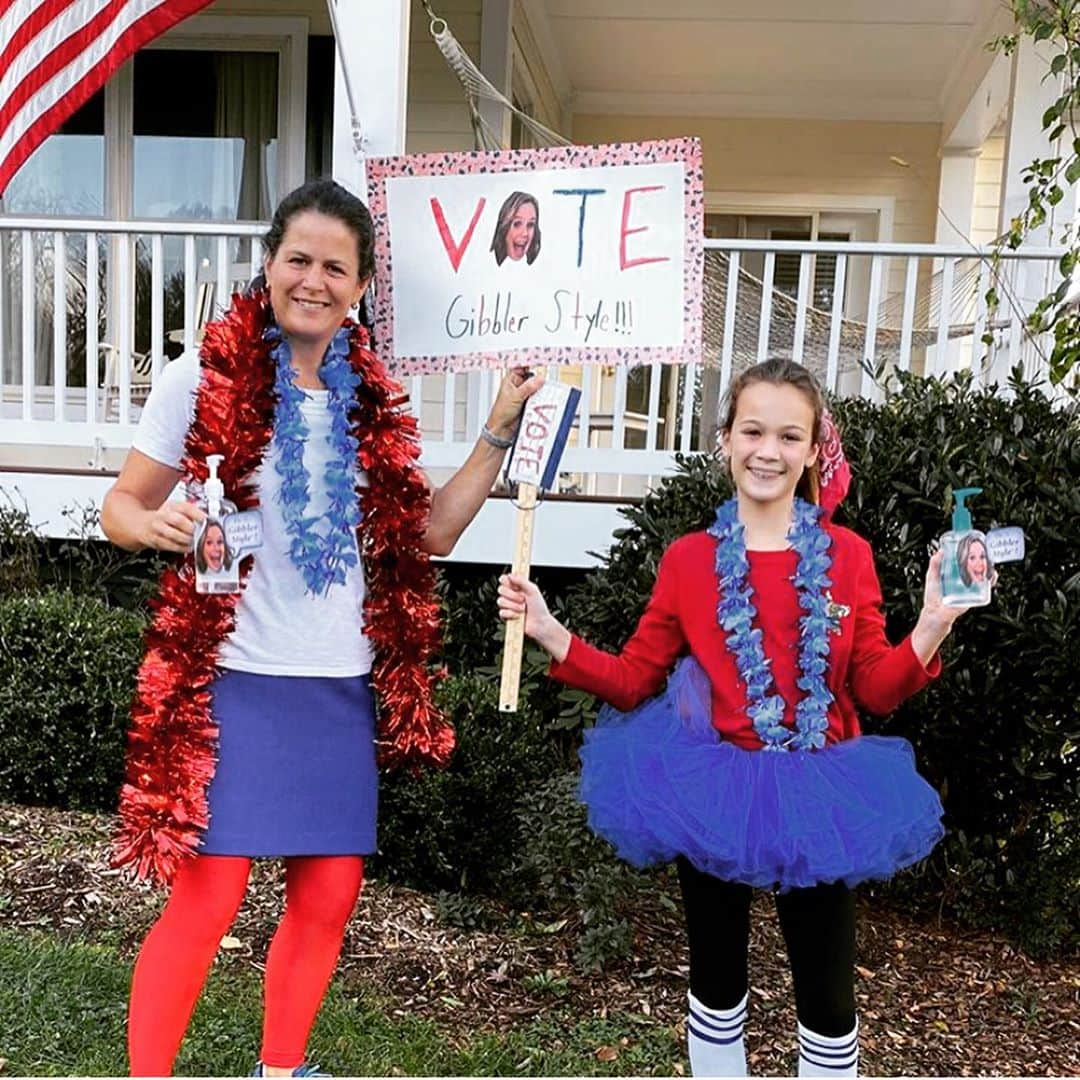 アンドリア・バーバーさんのインスタグラム写真 - (アンドリア・バーバーInstagram)「THE WINNER of the 9th Annual #KimmyGibblerCostumeContest2020 is..... @kimmygibblerbrasil! 🎉   This year was BY FAR the toughest year yet! I think quarantine inspired many people to become extra creative and ingenious! 💫 I want to name some honorable mentions who went above and beyond: @the_ashley_f who handmade four godmother costumes from scratch, @holliefarrell who did a fabulous take on the birdcage hat, @stormchasingliz who always kills me with her spot on Kimmy expressions and re-enactments, @whip_up_with_malavika who I believe is the first person to attempt rapper Kimmy G, @boobeckaboo who charmed me with her flea dip dog costume, @juliesmith___ who made my jaw drop with her Kabuki make-up skills, @_iic_24 who impressed me with her teppanyaki grill re-enactment, @jennyescott who made me laugh so hard with her crying loser Kimmy impression, and @pbw151515 for rocking the VOTE! You are ALL winners in my heart. ❤️  Thank you to everyone who participated. You are all such a wonderful embodiment of the Kimmy Gibbler spirit: Have fun. Don’t take yourself too seriously. Love and accept all of the things that make you weird. Love and accept others. The world can always use more of this. ❤️  #kimmygibblercostumecontest」11月2日 12時30分 - andreabarber