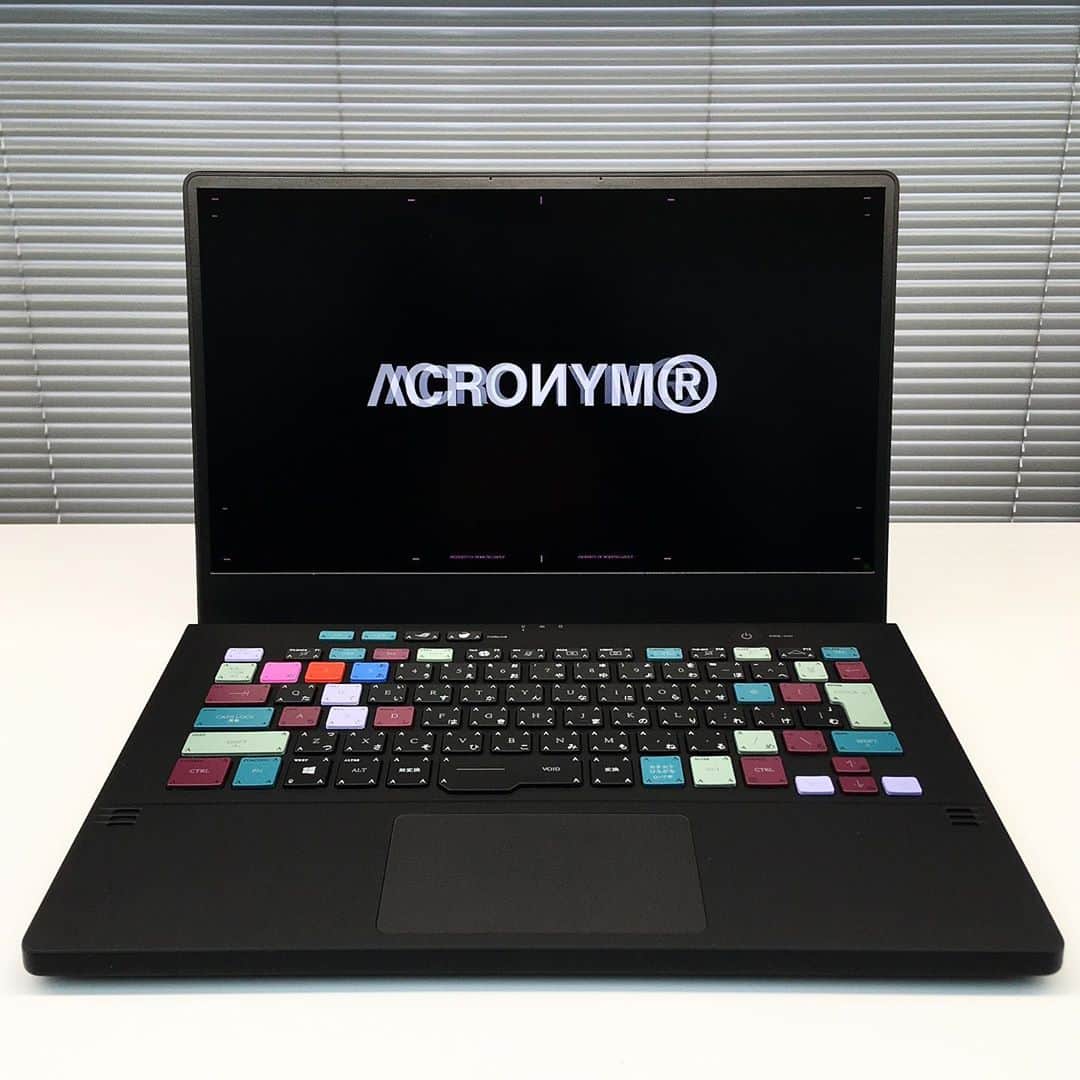 のインスタグラム：「Republic Of Gamers ( ROG ) × ACRONYM®︎  . 有名な台湾発のPCメーカーASUSのゲーミングパソコンブランド「 ROG 」とACRONYMがコラボレートし、特別仕様のスペックを搭載した “ROG ZEPHYRUS G-14-ACRNM RMT01” をリリース。只今、ELIMINATOR店舗にて実機をご覧頂けます。 . #rogxacronym #wrkgrp #rmt01 #acronym #errolsonhugh #eliminator #selectshop」
