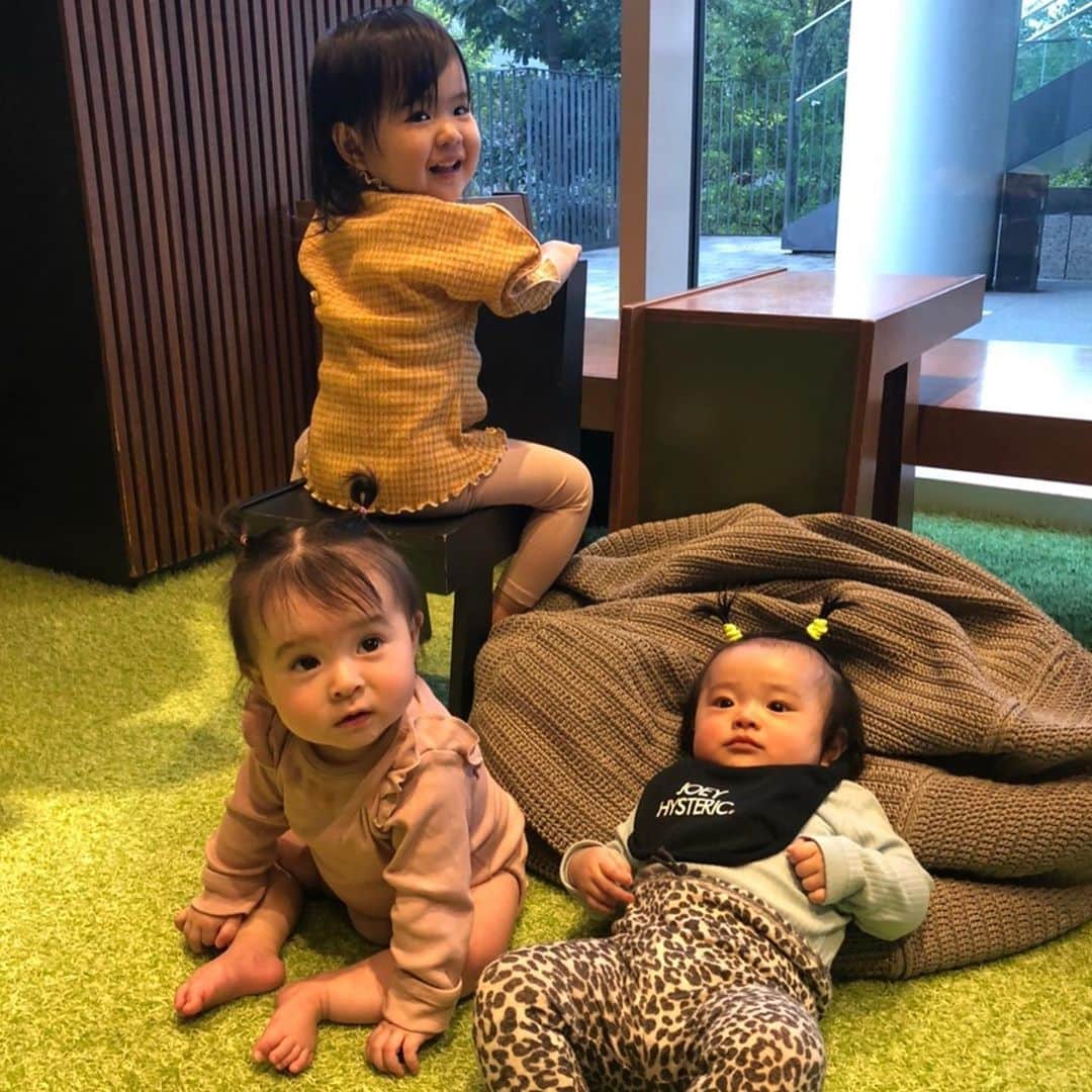 漆川由佳のインスタグラム：「廣田にやっとこさ抱っこしてもらえた💖💖💖月ちゃんは相変わらず可愛くて女子度増してて優しいお姉さんになってて感動🥰✨ 莉桜ちゃんは歯生えててお座りも出来てて凄いっ💗💗💗 衣琉茉はマイペースにズドン！としとります🤣💦 楽しかったぁー🤩💕 カワイイ絵本も＠keikorouge ありがとう🙏🏻💕」