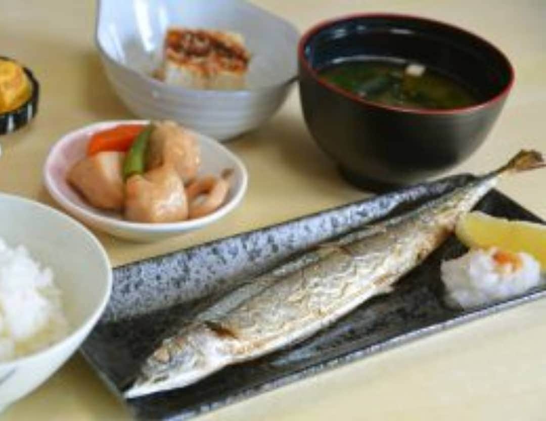 宇月田麻裕さんのインスタグラム写真 - (宇月田麻裕Instagram)「FM NACK5今日のラッキーフード占い！ 仕事運をUPさせてくれるのは、魚。 焼き魚定食はいかが？　 旬のさんまの塩焼きを食べれば、塩漬けになっていた仕事が動き出しそう。  #美味しい物を食べて運気UP  #ラッキーランチ　#ラッキーフード　#fmnack5　#スマイルサミット　#mahiroutsukita #宇月田麻裕　#開運食べ物 #パワーフード　  #開運フード  FM NACK5 「Smile SUMMIT」　　美味しい物を食べて運気UP!　開運研究家　ウツキタマヒロの「Lucky Lunch」  月曜～木曜　11時ころオンエアー￼  陰陽五行(ｲﾝﾖｳｺﾞｷﾞｮｳ)による今日のあなたのラッキーフードは？  ランチで食べられなかったあなたは、ディナーでもOK！  (アレルギーの人は食べたらだめよ(^-^;)  よかったら、聴いてみてくださいね💛📻」11月2日 12時39分 - mahiro_utsukita