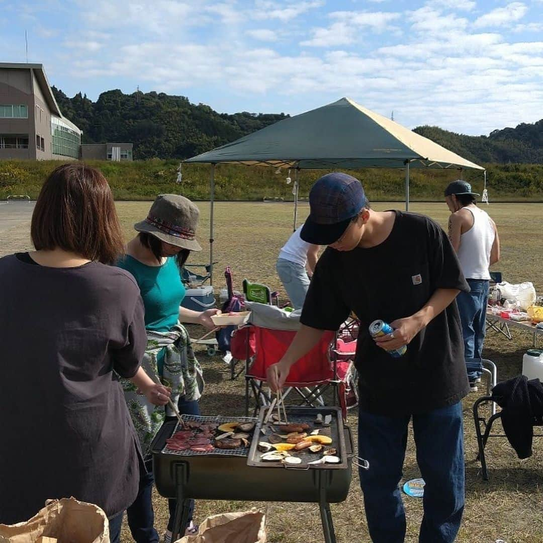 ジュンペイさんのインスタグラム写真 - (ジュンペイInstagram)「. East Park Backyard Club . 直訳すると . 東公園裏庭同好会 . 簡単にゆーと . 東静岡のパークの建物の裏で集まって滑ってる仲間の集まりってことです . 出会いはパークや仲間の紹介、インスタやジモティとホンマにバラバラ . 全員が仲間想いやし . それぞれが努力家やし . 一人一人がムードメーカーやし . とりあえず、みんなめっちゃいい奴 . 仕事が大変でも . この仲間と滑る楽しみがあるから頑張れる . この歳になってからこんな仲間が出来るとはね . 出会わせてくれたスケートとスノーボードに感謝 . さぁ、またこの仲間達と滑る為に今日も仕事頑張ろー✊ . #skate #スケート #スケボー #スケボー男子 #スケボー中年 #snowboarding #スノーボード #スノボー  #スノボー男子  #スノボー中年 #出会いに感謝 #東パーク裏庭同好会」11月2日 12時45分 - kk_jayp