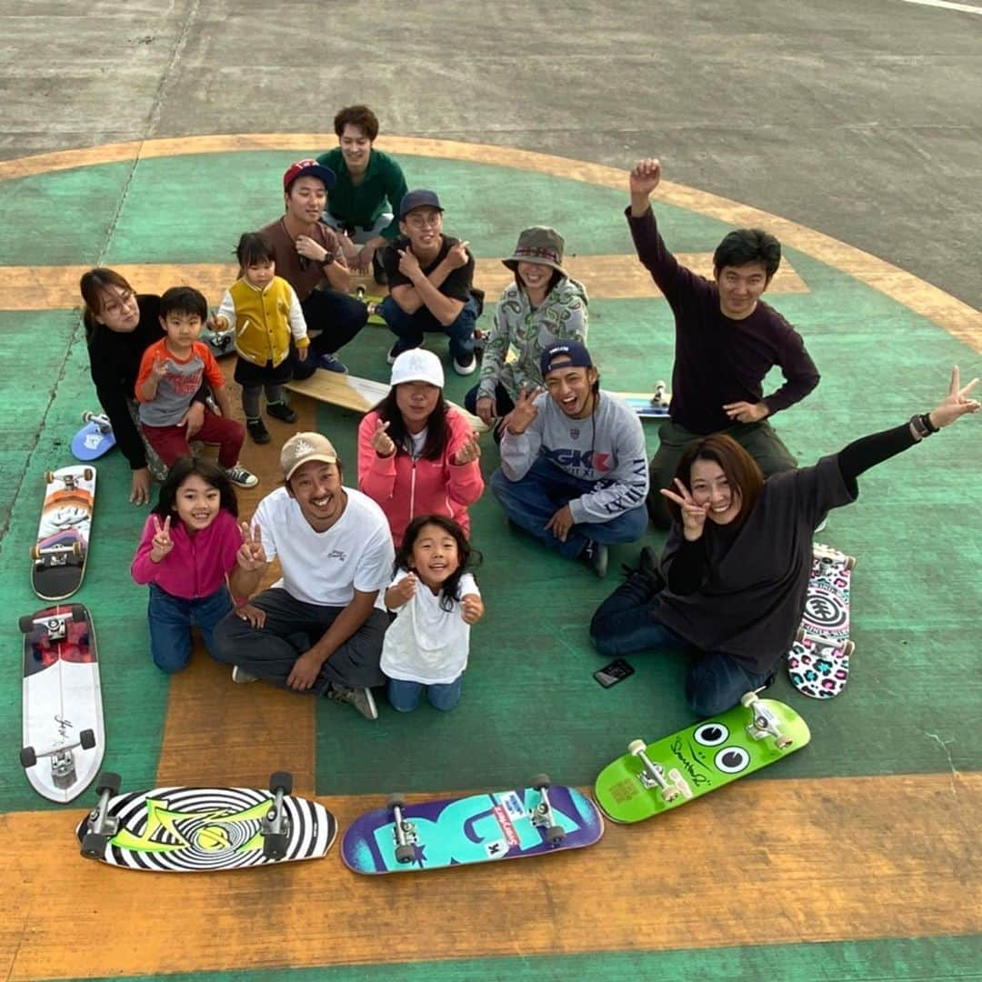 ジュンペイさんのインスタグラム写真 - (ジュンペイInstagram)「. East Park Backyard Club . 直訳すると . 東公園裏庭同好会 . 簡単にゆーと . 東静岡のパークの建物の裏で集まって滑ってる仲間の集まりってことです . 出会いはパークや仲間の紹介、インスタやジモティとホンマにバラバラ . 全員が仲間想いやし . それぞれが努力家やし . 一人一人がムードメーカーやし . とりあえず、みんなめっちゃいい奴 . 仕事が大変でも . この仲間と滑る楽しみがあるから頑張れる . この歳になってからこんな仲間が出来るとはね . 出会わせてくれたスケートとスノーボードに感謝 . さぁ、またこの仲間達と滑る為に今日も仕事頑張ろー✊ . #skate #スケート #スケボー #スケボー男子 #スケボー中年 #snowboarding #スノーボード #スノボー  #スノボー男子  #スノボー中年 #出会いに感謝 #東パーク裏庭同好会」11月2日 12時45分 - kk_jayp