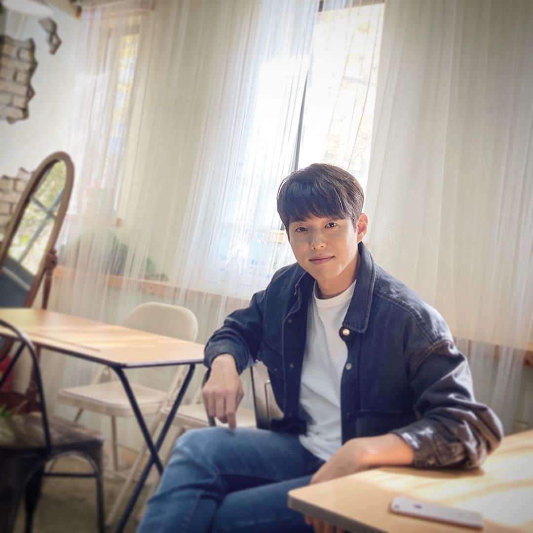 さんのインスタグラム写真 - (Instagram)「⠀ 잘들 지내시죠?? 요즘 낙엽이 너무 이쁘네요 🍂 전 잘 지내고 있습니다. 건강하세요 🙇🏻‍♂️」11月2日 12時48分 - actor_hajun