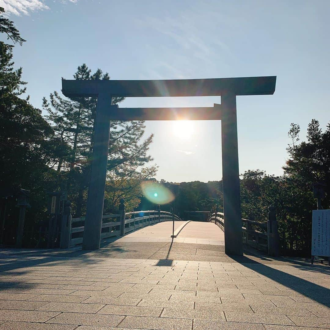 日高大地のインスタグラム：「伊勢神宮⛩  早朝参拝　AM 6:00 なんと清々しいこと。  #伊勢神宮#伊勢神宮内宮 #伊勢神宮外宮 #お伊勢さん#⛩#japan#japantrip」