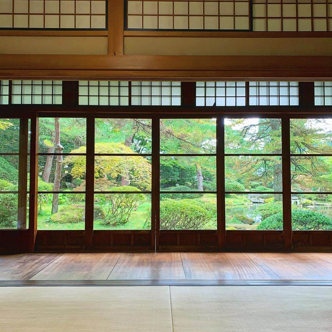百瀬俊介のインスタグラム：「大館というところ。 鳥潟会館というところに行きました🌿🍂🍁 この和室でご飯を食べることもできるなんて贅沢な庭園を目の前に…いつかここできりたんぽ鍋食べたいなぁ🍲🍙😋  #鳥潟会館 #akita #大館#odate#庭園#大館というところ #観光大使 #秋田」