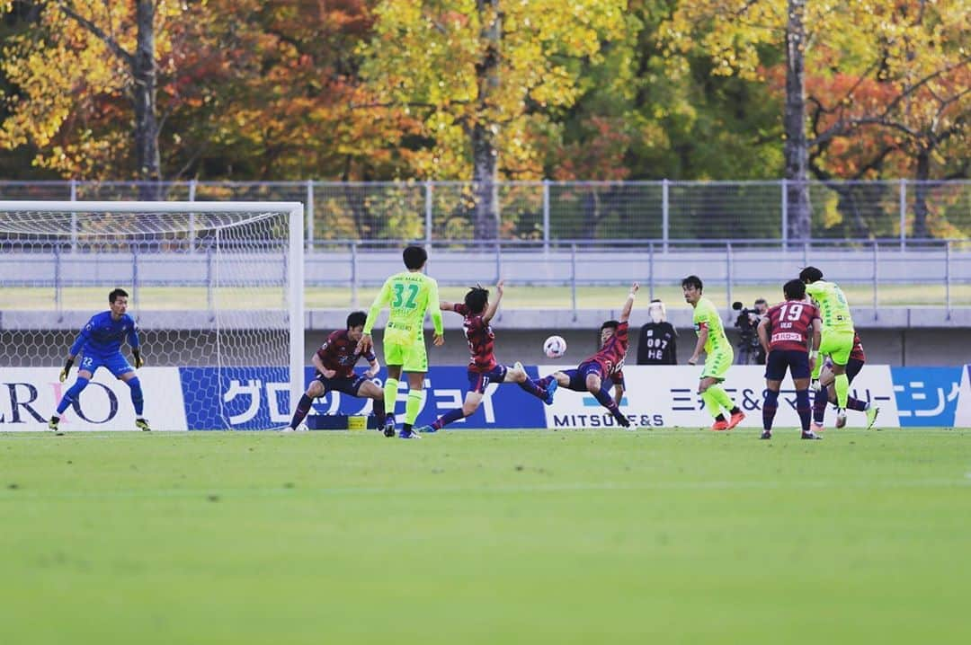 田中裕介さんのインスタグラム写真 - (田中裕介Instagram)「『サッカーはチームスポーツ』  昨日の千葉戦熱い声援をありがとうございました。 同点に追いついてからの雰囲気は本当にスタジアムの一体感を 感じました。 その一体感が逆転勝利に繋がりました。 今は試合に最初から出ている選手、途中から出る選手、出なくてもチームのために動いている選手が皆いい準備をして試合に臨めているからこそ勝ち星が増えていると思います。  サッカーの試合はたったの90分。 その90分の中で勝利のために チーム全員がどれだけ本気になれるか。 残りの試合そこにこだわって 日々過ごしていきます。 引き続き熱い声援よろしくお願いします❗️  怪我から復帰して決勝ゴールを 決めたヨンジェ @yongjaeeeee  おめでとう。  そして決勝ゴールの前に 自陣ゴール前で決定的なシュートブロックをしたコウヘイ @koheikiyama_  誰よりも俺が復帰を待ってました。 あのシュートブロックで少しは辛くて長いリハビリが 報われたと思う。 ありがとう。」11月2日 13時09分 - yusuketanaka_official