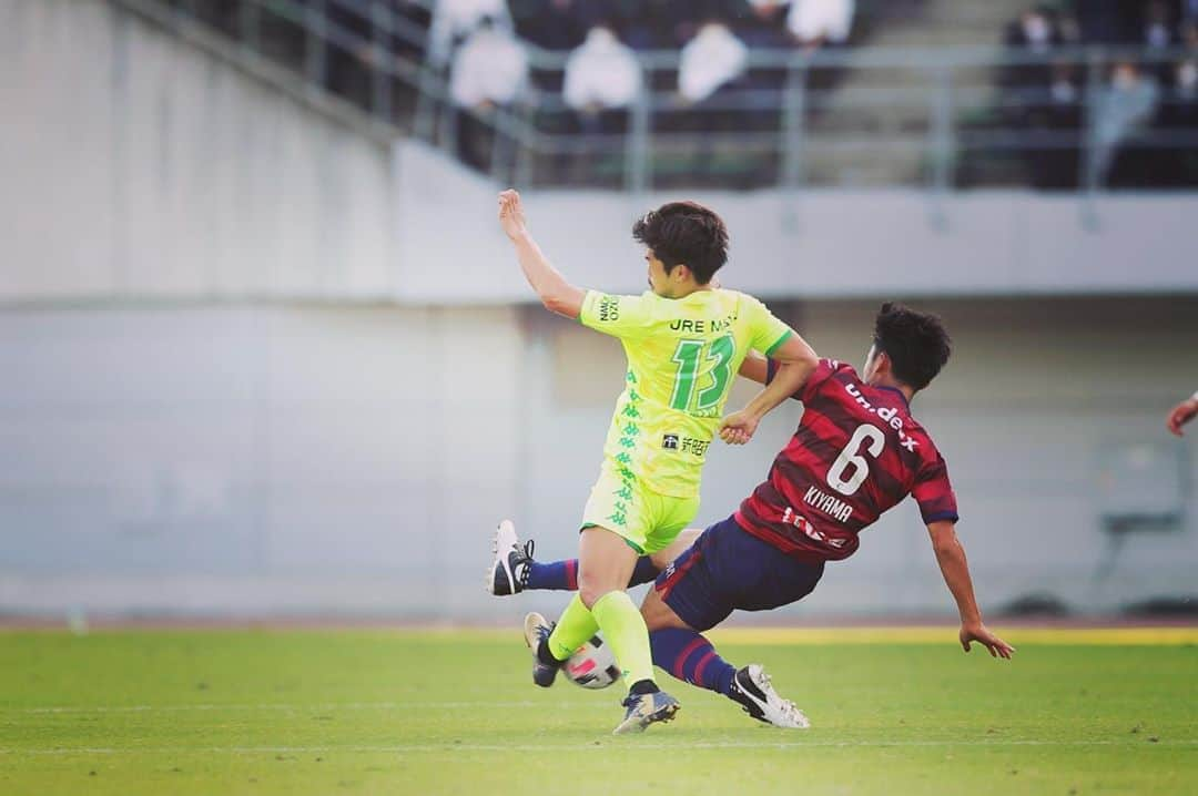 田中裕介さんのインスタグラム写真 - (田中裕介Instagram)「『サッカーはチームスポーツ』  昨日の千葉戦熱い声援をありがとうございました。 同点に追いついてからの雰囲気は本当にスタジアムの一体感を 感じました。 その一体感が逆転勝利に繋がりました。 今は試合に最初から出ている選手、途中から出る選手、出なくてもチームのために動いている選手が皆いい準備をして試合に臨めているからこそ勝ち星が増えていると思います。  サッカーの試合はたったの90分。 その90分の中で勝利のために チーム全員がどれだけ本気になれるか。 残りの試合そこにこだわって 日々過ごしていきます。 引き続き熱い声援よろしくお願いします❗️  怪我から復帰して決勝ゴールを 決めたヨンジェ @yongjaeeeee  おめでとう。  そして決勝ゴールの前に 自陣ゴール前で決定的なシュートブロックをしたコウヘイ @koheikiyama_  誰よりも俺が復帰を待ってました。 あのシュートブロックで少しは辛くて長いリハビリが 報われたと思う。 ありがとう。」11月2日 13時09分 - yusuketanaka_official