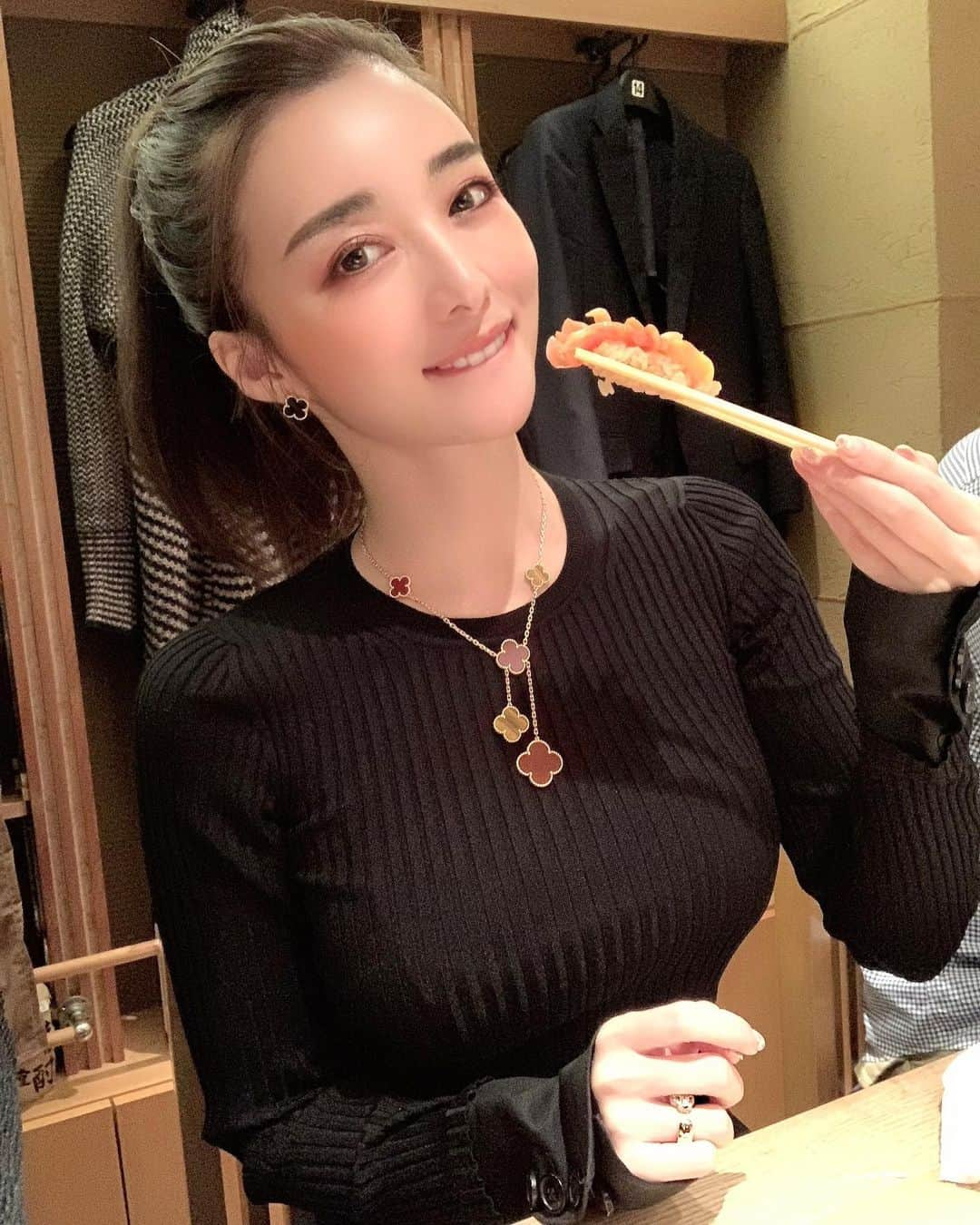 濱野りれさんのインスタグラム写真 - (濱野りれInstagram)「Hello🍁 Recently I realized that 'Sushi' is never make our fat🤫✨Cuz I don't gain any weight after eating 'sushi'!! I feel that fish fat and rice carbohydrate are hard to be converted to fat. I was born and raised in Japan, but now I notice it🤣  The day before yesterday's 2 hours working out with trainer made me walk like a fawn🦌Sorry I can't take a movie for a while🥱🥱 . . 最近お寿司をたくさん食べても体重が増えないことに気づいたりれぐらむです🤗 お魚の脂とお米の糖質は脂肪に変換されづらいことに今更気付いた... 一昨日の２時間トレーニングで今小鹿モードです🦌 沢山栄養とります🦌✨ . . #vancleefarpels #vancleef #vancleefandarpels #burberry #autumnfashion #autumnmood #sushi #sushilovers #sushitime🍣 #eattime #lovetoeat #秋コーデ #秋ファッション #秋服 #ブラックコーデ  #バーバリー #ヴァンクリーフ #お寿司 #食べるの大好き」11月2日 13時05分 - riregram