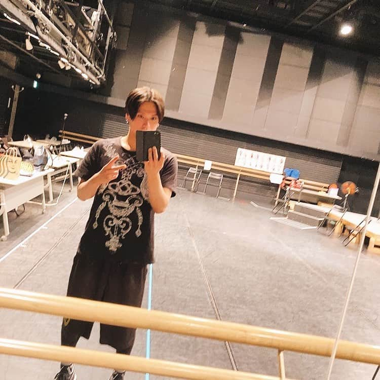 友常勇気さんのインスタグラム写真 - (友常勇気Instagram)「The first person to arrive(๓˘▽˘๓) I'll do my best today, too(ง •̀_•́)ง‼ #友常勇気  #ハンズアップ #稽古場 #1番乗り #笑笑 #今日も頑張ります p.s ここ数日更新出来ずすいません💦 睡魔にやられてました。笑 昨日、夕方4時前に寝てしまったのは内緒です🤫笑笑」11月2日 13時10分 - yuki_tomotsune