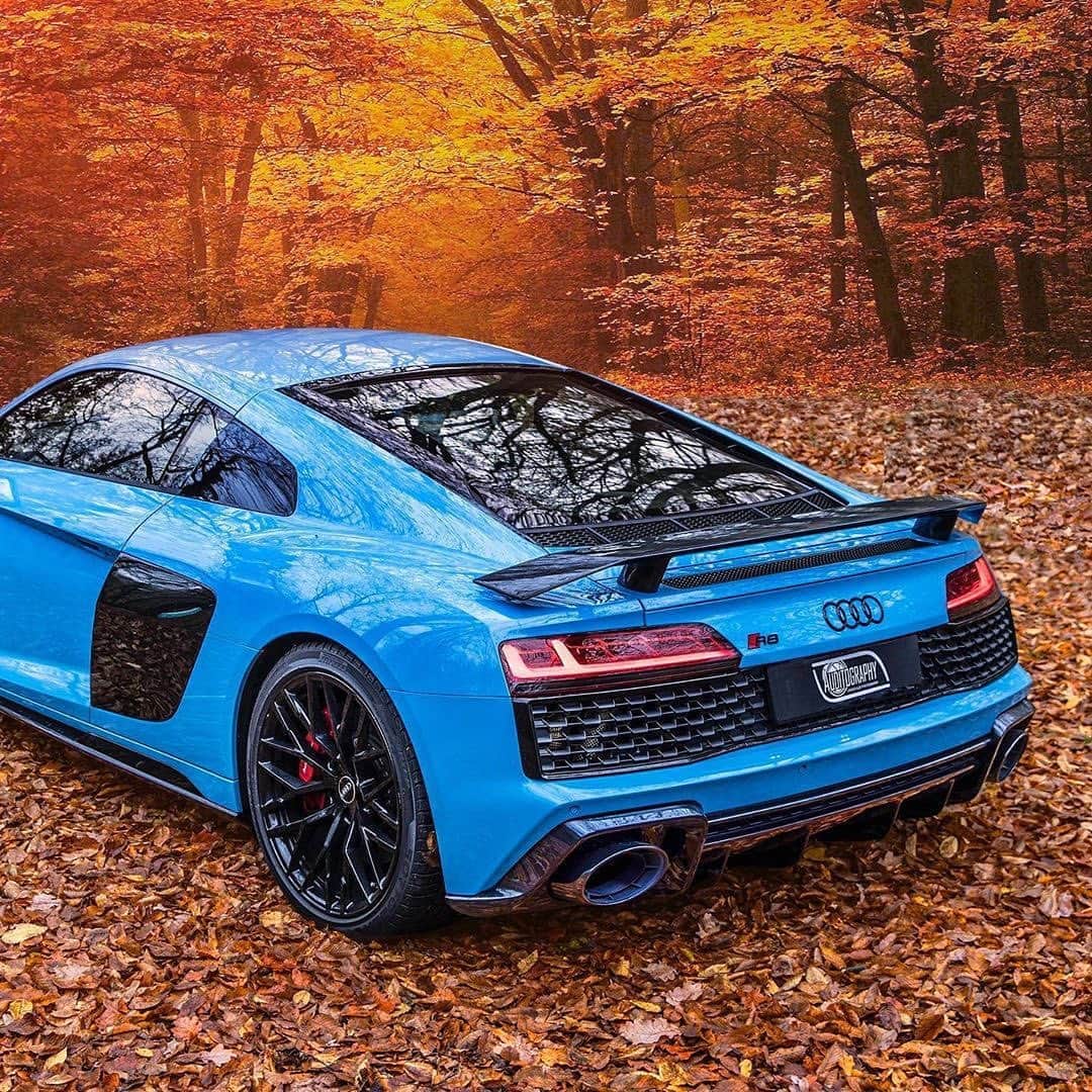 CARLiFESTYLEさんのインスタグラム写真 - (CARLiFESTYLEInstagram)「Blue Audi R8. Yes or No? Photo by @auditography #carlifestyle」11月2日 13時07分 - carlifestyle