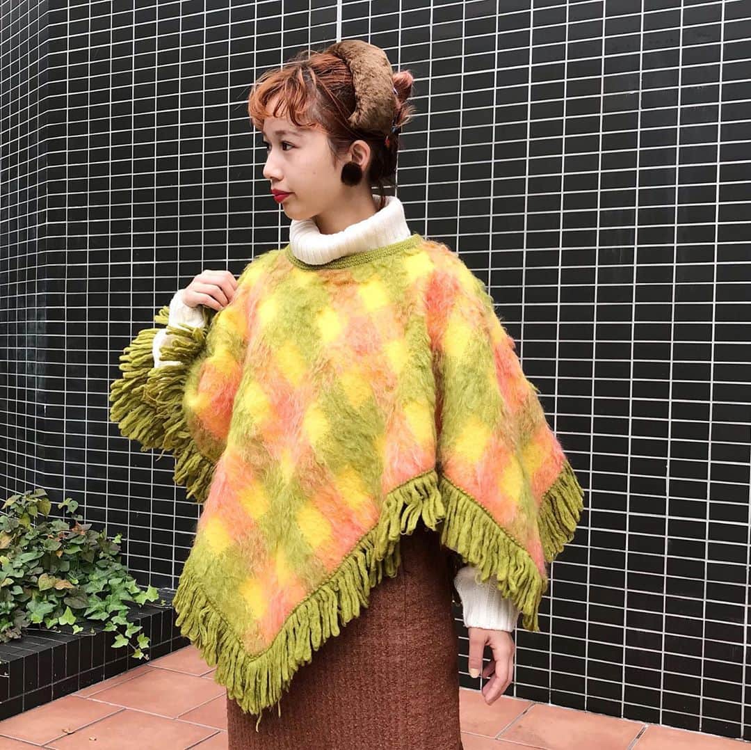 NUTTY Vintage&Collectibleのインスタグラム：「🍂RECOMMEND STYLE🍂  ☑︎vtg60's green yellow pink  check wool poncho  ☑︎vtg boa head band  毛足がながいモヘアのポンチョ厚みのある生地感でほっこり暖か＊ パンツやスカートと、ワンピースとも相性◎  （着用スタッフ身長：150cm）  💌online store 掲載💌  ------------------------------------ 🛍NUTTY通販について🛍 ------------------------------------- ＜ONLINE STORE＞ VINTAGE▶︎http://nutty.theshop.jp/ USED SELECT▶︎https://nuttyselect.official.ec/ （プロフィールページURLよりjump🕊） ㅤㅤㅤㅤㅤㅤㅤㅤㅤㅤㅤㅤㅤ ＜VIDEO CHAT SHOPPING＞ テレビ電話をお繋ぎして、リアルタイムでご案内いたします。詳細は過去の投稿をご覧ください。」