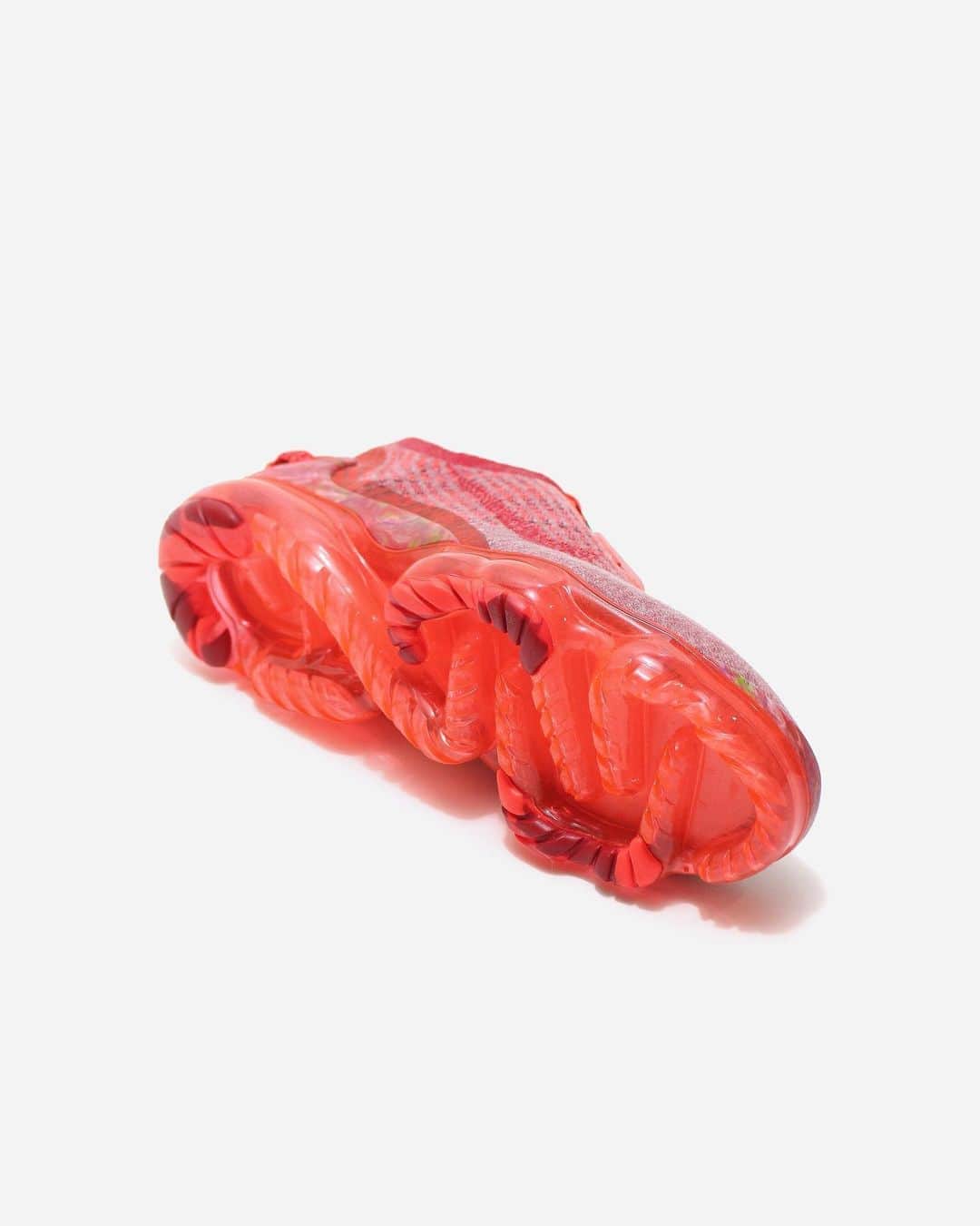 A+Sのインスタグラム：「2020. 11. 9 (mon) in store﻿ ﻿ ■NIKE AIR VAPORMAX 2020 FLYKNIT﻿ COLOR : TEAM RED/GYM RED-FLASH CRIMSON﻿ SIZE : 26.0cm - 29.0cm﻿ PRICE : ¥23,000 (+TAX)﻿ ﻿ ナイキ エア ヴェイパーマックス 2020 フライニットの特長は、その画期的な履きやすさだけではない。このデザインは、より持続可能な未来に向けた次の一歩を象徴している。シューズには廃棄物を再利用する製法と素材を使用。アウトソールにはNike Grind、アッパーにはリサイクルポリエステルの糸を使うなど、シューズの50％以上（重量換算）にリサイクル素材が使用されている。﻿ ﻿ The Nike Air VaporMax 2020 Flyknit isn't just about its groundbreaking ease of wearing. This design symbolizes the next step towards a more sustainable future. The shoes use a manufacturing method and materials that reuse waste. Recycled materials are used in more than 50% (weight equivalent) of shoes, such as Nike Grind for the outsole and recycled polyester thread for the upper.﻿ ﻿ #a_and_s﻿ #NIKE﻿ #NIKEAIRVAPORMAX﻿ #NIKEAIRVAPORMAXFLYKNIT﻿ #NIKEAIRVAPORMAXFLYKNIT2020」