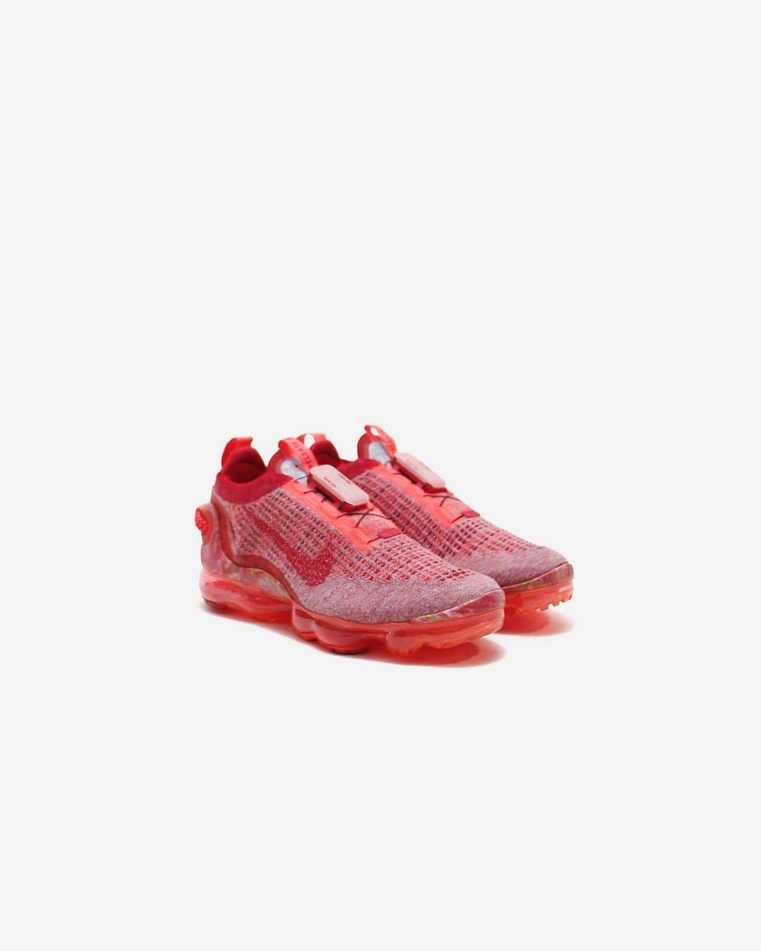 A+Sのインスタグラム：「2020. 11. 9 (mon) in store﻿ ﻿ ■NIKE AIR VAPORMAX 2020 FLYKNIT﻿ COLOR : TEAM RED/GYM RED-FLASH CRIMSON﻿ SIZE : 26.0cm - 29.0cm﻿ PRICE : ¥23,000 (+TAX)﻿ ﻿ ナイキ エア ヴェイパーマックス 2020 フライニットの特長は、その画期的な履きやすさだけではない。このデザインは、より持続可能な未来に向けた次の一歩を象徴している。シューズには廃棄物を再利用する製法と素材を使用。アウトソールにはNike Grind、アッパーにはリサイクルポリエステルの糸を使うなど、シューズの50％以上（重量換算）にリサイクル素材が使用されている。﻿ ﻿ The Nike Air VaporMax 2020 Flyknit isn't just about its groundbreaking ease of wearing. This design symbolizes the next step towards a more sustainable future. The shoes use a manufacturing method and materials that reuse waste. Recycled materials are used in more than 50% (weight equivalent) of shoes, such as Nike Grind for the outsole and recycled polyester thread for the upper.﻿ ﻿ #a_and_s﻿ #NIKE﻿ #NIKEAIRVAPORMAX﻿ #NIKEAIRVAPORMAXFLYKNIT﻿ #NIKEAIRVAPORMAXFLYKNIT2020」