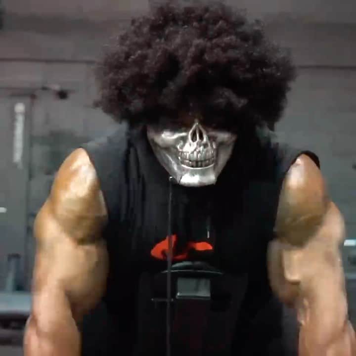カイ・グリーンのインスタグラム：「💪🏾LOOKING TO GET BIGGER?! New workouts along with the fundamental principles for nutrition, training, and better insight to improving your physique  —> Go To Trainwithkai.com  ✅Learn how to calculate your caloric intake. Find the foods that build quality muscle. ✅Be able to create your own diet week after week. ✅If you’re ready to give it your all then get ready bc we provide you day by day workouts to follow for Weeks. ✅Get the exact number of sets, reps, and rest you need to building your perfect physique.」
