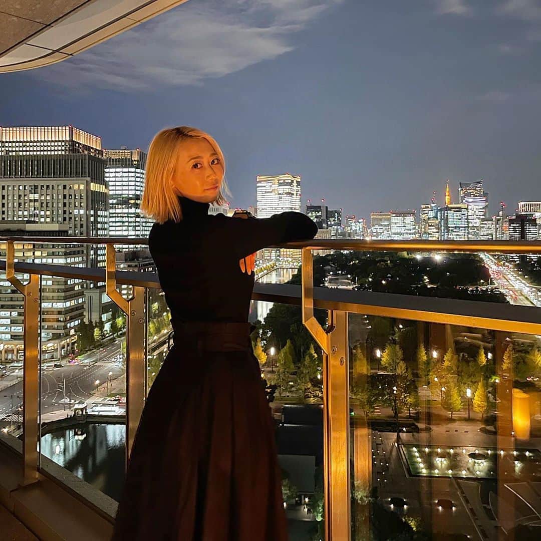 Mika Jimboさんのインスタグラム写真 - (Mika JimboInstagram)「【自分に自分でオメデトウ💮】﻿ ﻿ さりげな〜く会社設立したので自分にお祝いで皇居近くのパレスホテルにお泊まりしてきた🏨(そのくせおもいっきりgoto使って)﻿ ﻿ 部屋から見る景色が綺麗だったなー。﻿ ﻿ 昔から親の影響で住んでる場所のホテルに泊まるのが大好き(東京に住んでても海外に住んでても)で、今回はパレスホテルに泊まってみたけど、リニューアルされてて綺麗で過ごしやすかったな〜😊﻿ ﻿ 旅行もいいけど、たまにはこういう過ごし方いいよね。﻿ ﻿ ﻿ 仕事、がんばろっと。  #東京#東京ホテル#東京ステイ#パレスホテル東京#palacehoteltokyo#東京観光#tokyo#夜景#東京旅行#gotoキャンペーン#gotoトラベルキャンペーン#会社設立記念#会社設立祝い」11月2日 13時11分 - mikajimbox
