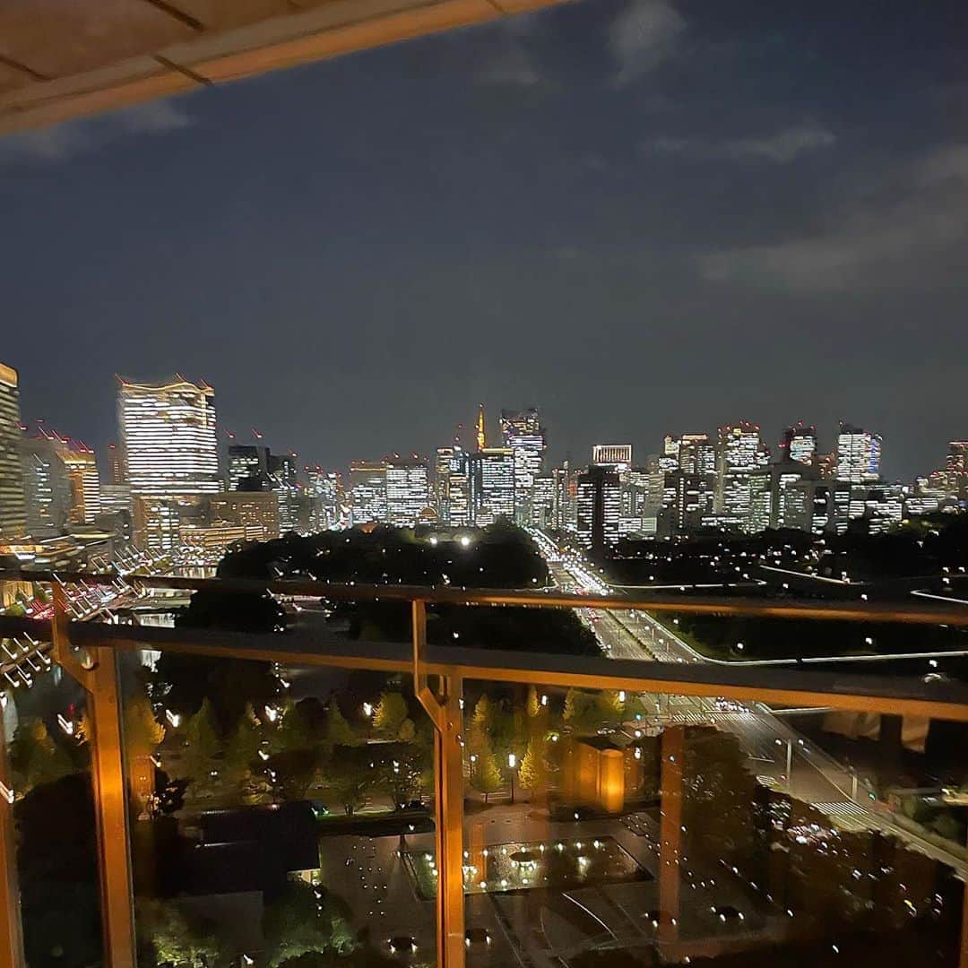 Mika Jimboさんのインスタグラム写真 - (Mika JimboInstagram)「【自分に自分でオメデトウ💮】﻿ ﻿ さりげな〜く会社設立したので自分にお祝いで皇居近くのパレスホテルにお泊まりしてきた🏨(そのくせおもいっきりgoto使って)﻿ ﻿ 部屋から見る景色が綺麗だったなー。﻿ ﻿ 昔から親の影響で住んでる場所のホテルに泊まるのが大好き(東京に住んでても海外に住んでても)で、今回はパレスホテルに泊まってみたけど、リニューアルされてて綺麗で過ごしやすかったな〜😊﻿ ﻿ 旅行もいいけど、たまにはこういう過ごし方いいよね。﻿ ﻿ ﻿ 仕事、がんばろっと。  #東京#東京ホテル#東京ステイ#パレスホテル東京#palacehoteltokyo#東京観光#tokyo#夜景#東京旅行#gotoキャンペーン#gotoトラベルキャンペーン#会社設立記念#会社設立祝い」11月2日 13時11分 - mikajimbox