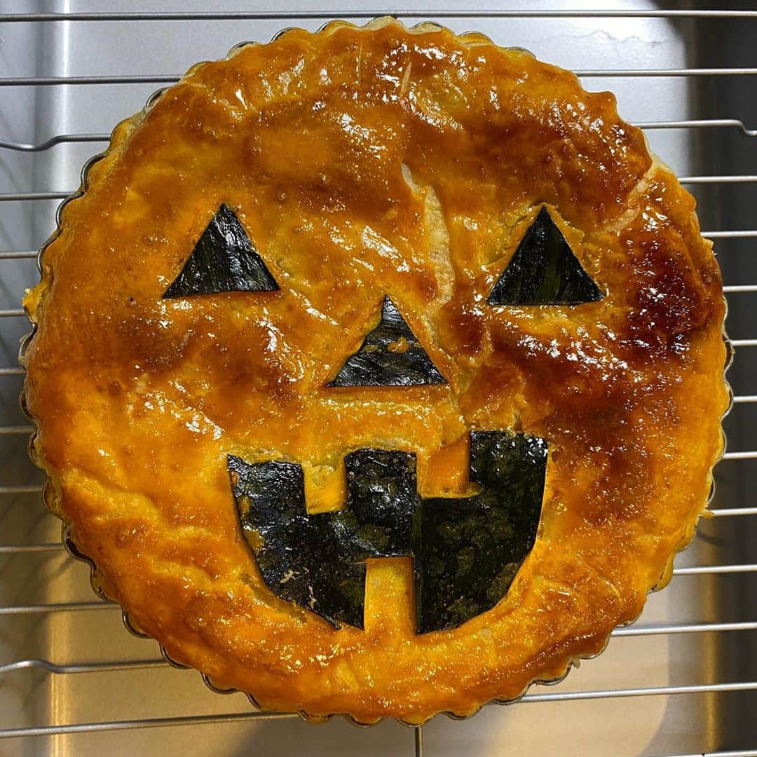 小川永子さんのインスタグラム写真 - (小川永子Instagram)「ハロウィン記録👻 今年は仮装もせず、大人しく家でパイを焼きましたが、なかなかの出来✨ ペーストにした餡と、ほくほくのカボチャをゴロゴロ入れて🎃 #pumpkinpie  #japanesehalloween  #photo  #delistagram  #🎃」11月2日 13時13分 - hisak03