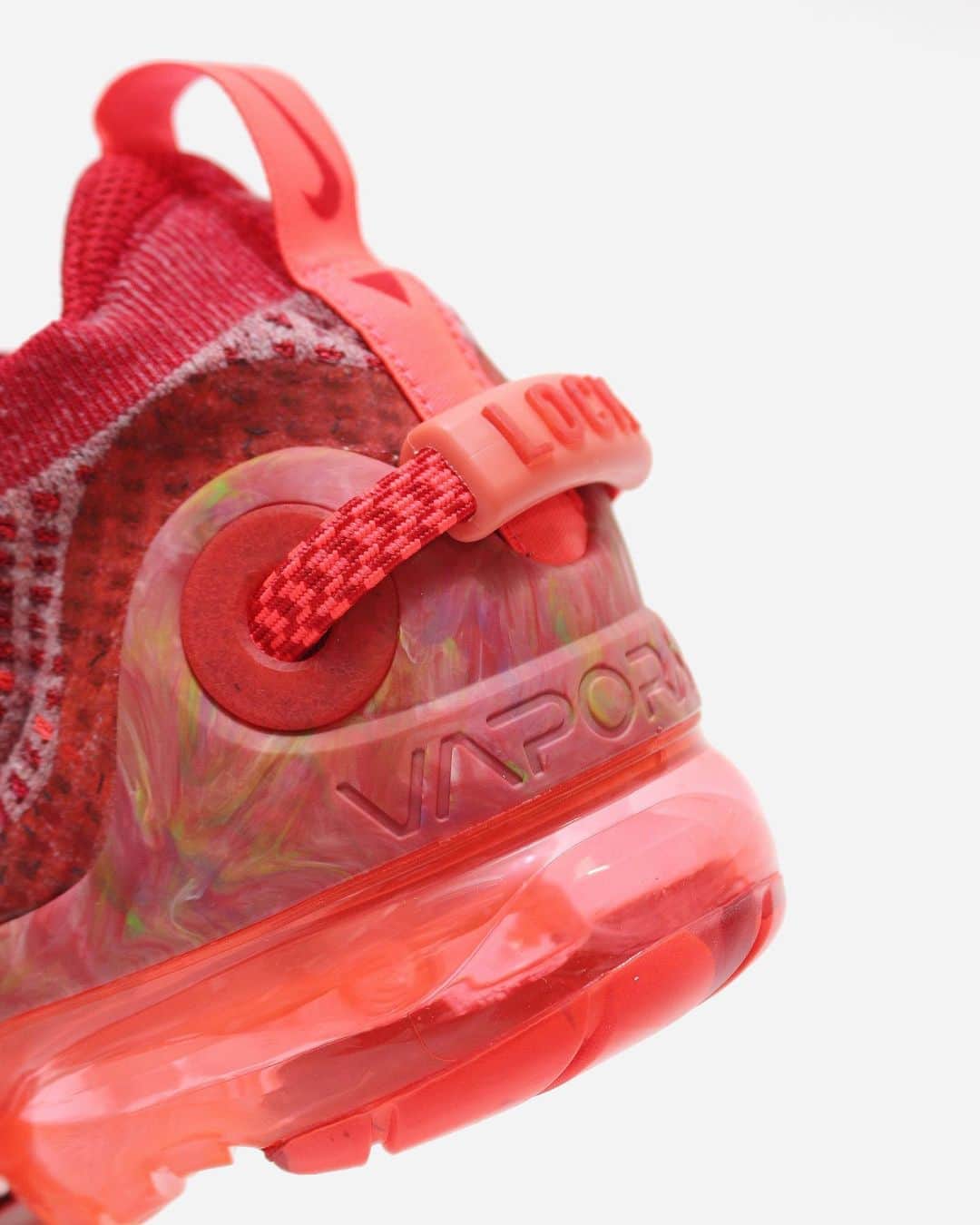 A+Sのインスタグラム：「2020. 11. 9 (mon) in store﻿ ﻿ ■NIKE AIR VAPORMAX 2020 FLYKNIT﻿ COLOR : TEAM RED/GYM RED-FLASH CRIMSON﻿ SIZE : 26.0cm - 29.0cm﻿ PRICE : ¥23,000 (+TAX)﻿ ﻿ ナイキ エア ヴェイパーマックス 2020 フライニットの特長は、その画期的な履きやすさだけではない。このデザインは、より持続可能な未来に向けた次の一歩を象徴している。シューズには廃棄物を再利用する製法と素材を使用。アウトソールにはNike Grind、アッパーにはリサイクルポリエステルの糸を使うなど、シューズの50％以上（重量換算）にリサイクル素材が使用されている。﻿ ﻿ The Nike Air VaporMax 2020 Flyknit isn't just about its groundbreaking ease of wearing. This design symbolizes the next step towards a more sustainable future. The shoes use a manufacturing method and materials that reuse waste. Recycled materials are used in more than 50% (weight equivalent) of shoes, such as Nike Grind for the outsole and recycled polyester thread for the upper.﻿ ﻿ #a_and_s﻿ #NIKE﻿ #NIKEAIRVAPORMAX﻿ #NIKEAIRVAPORMAXFLYKNIT﻿ #NIKEAIRVAPORMAXFLYKNIT2020」